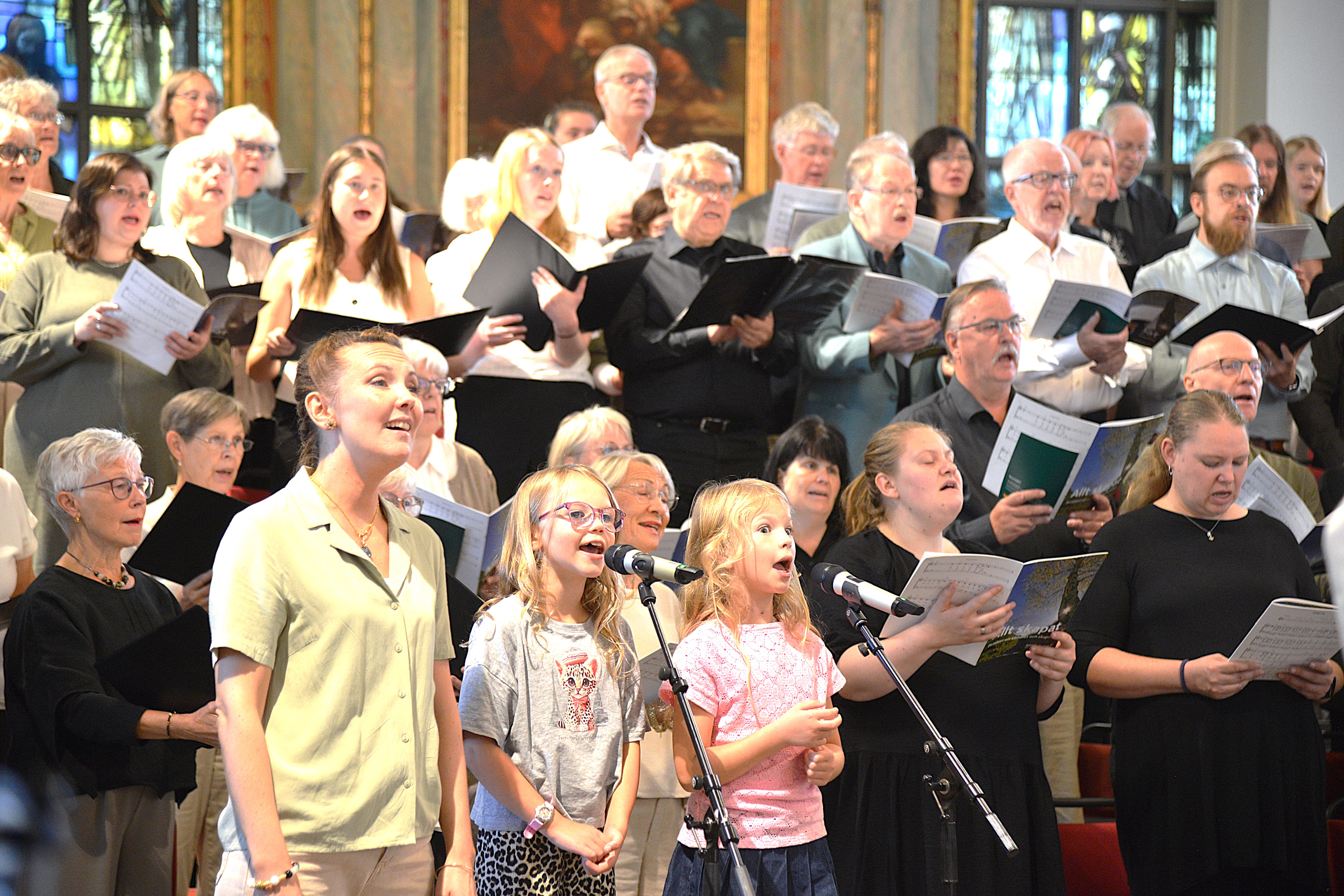 En stor kör sjunger