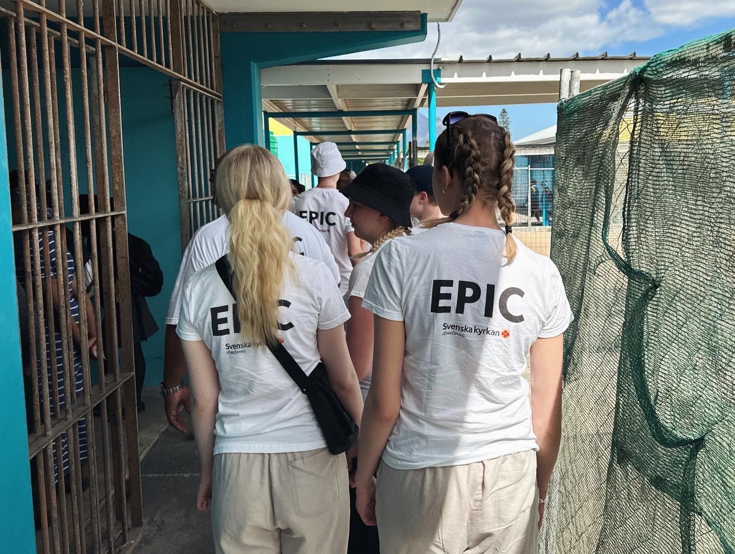 Bild på ungdomar i EPIC när de går i en skola i Sydafrika