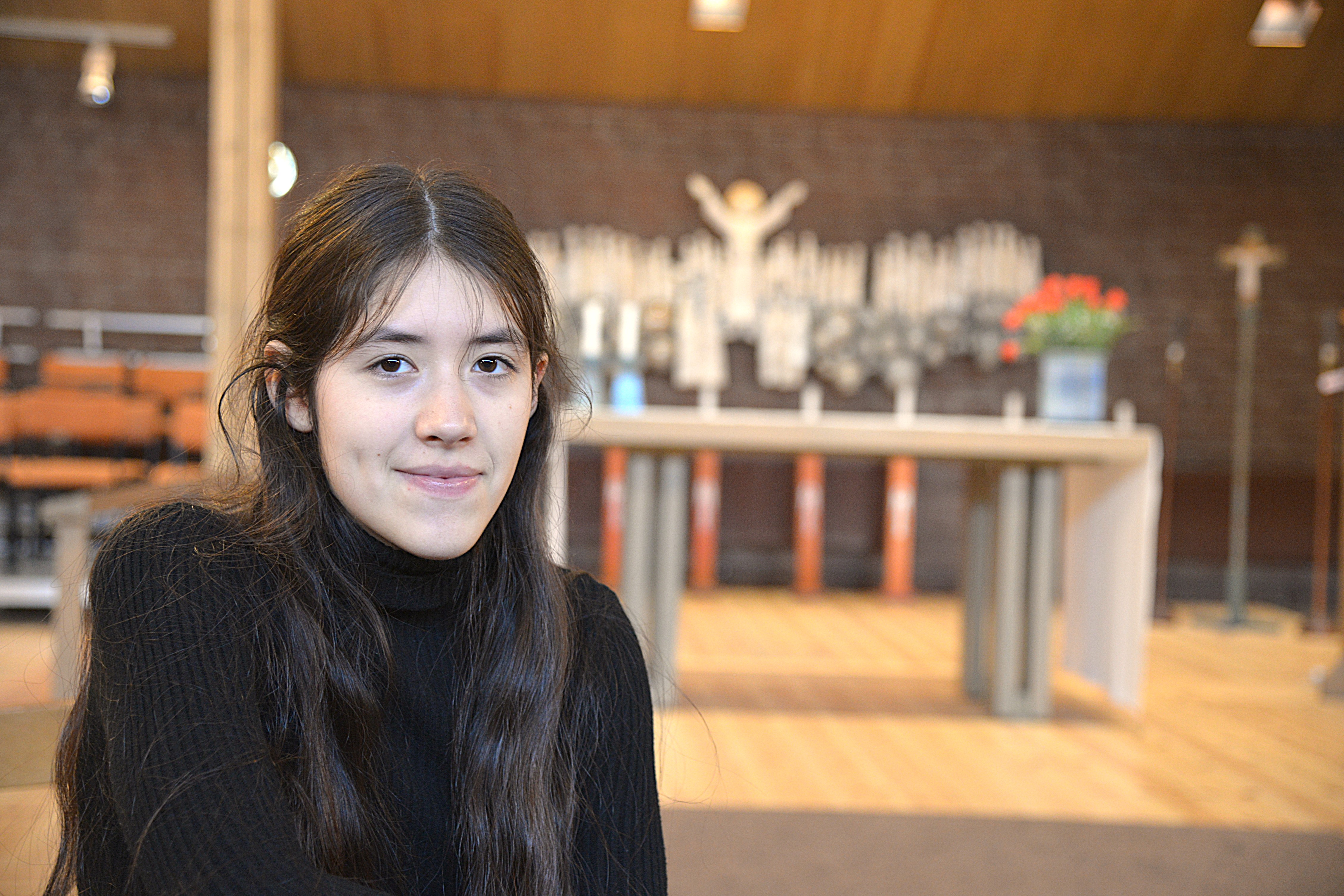 Porträtt av en flicka i ett kyrkorum