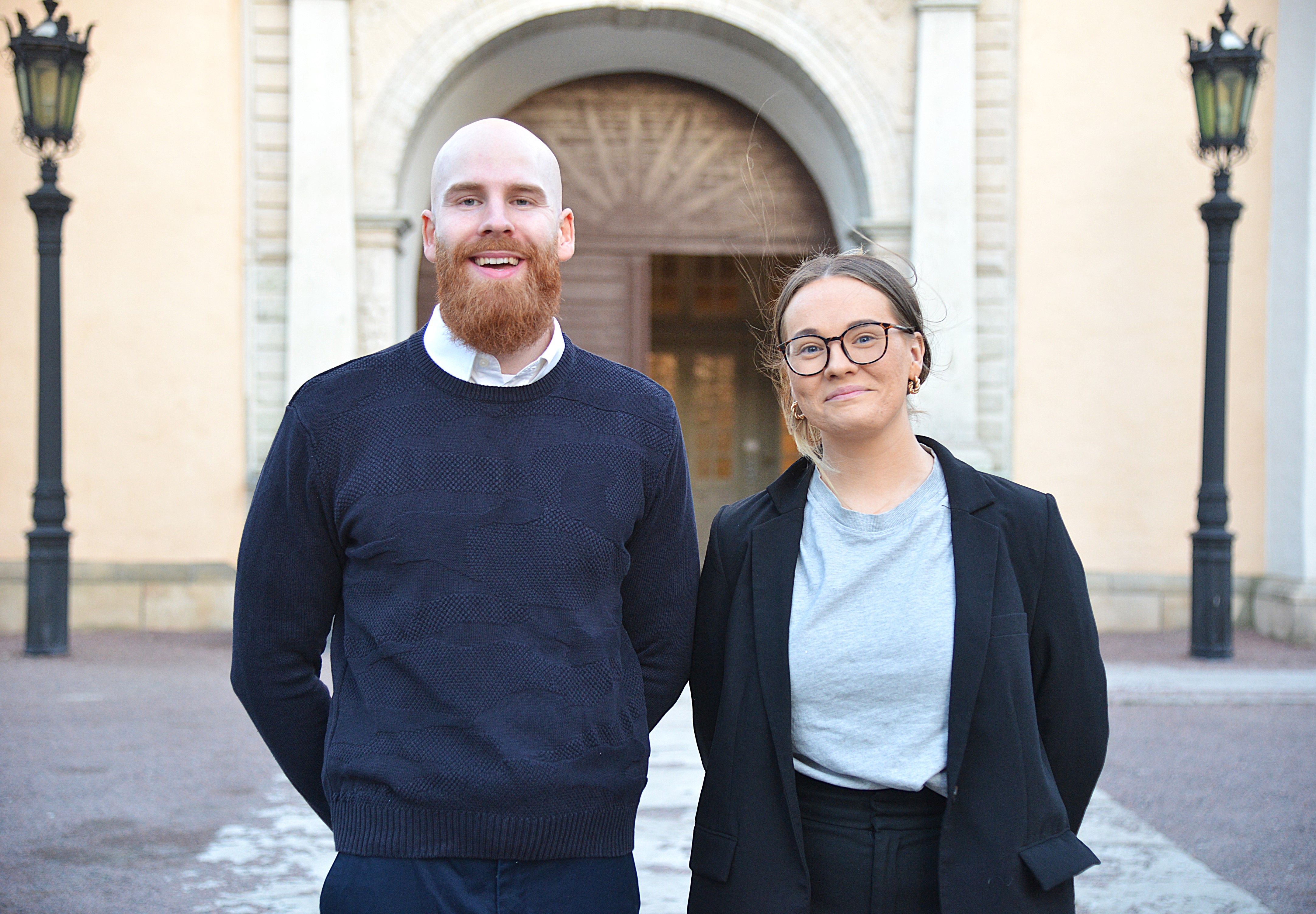 En man och en kvinna står utanför en kyrka