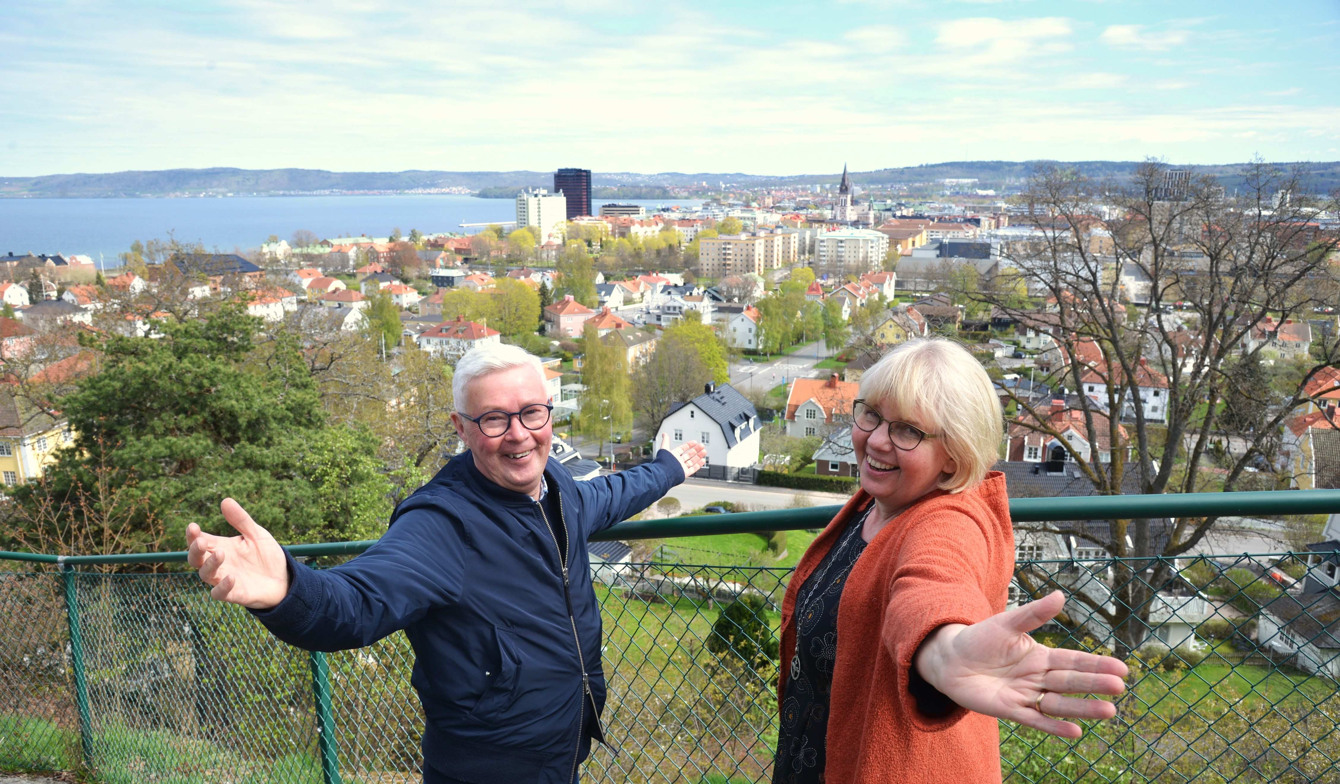 En man och en kvinna står och slår ut med armarna