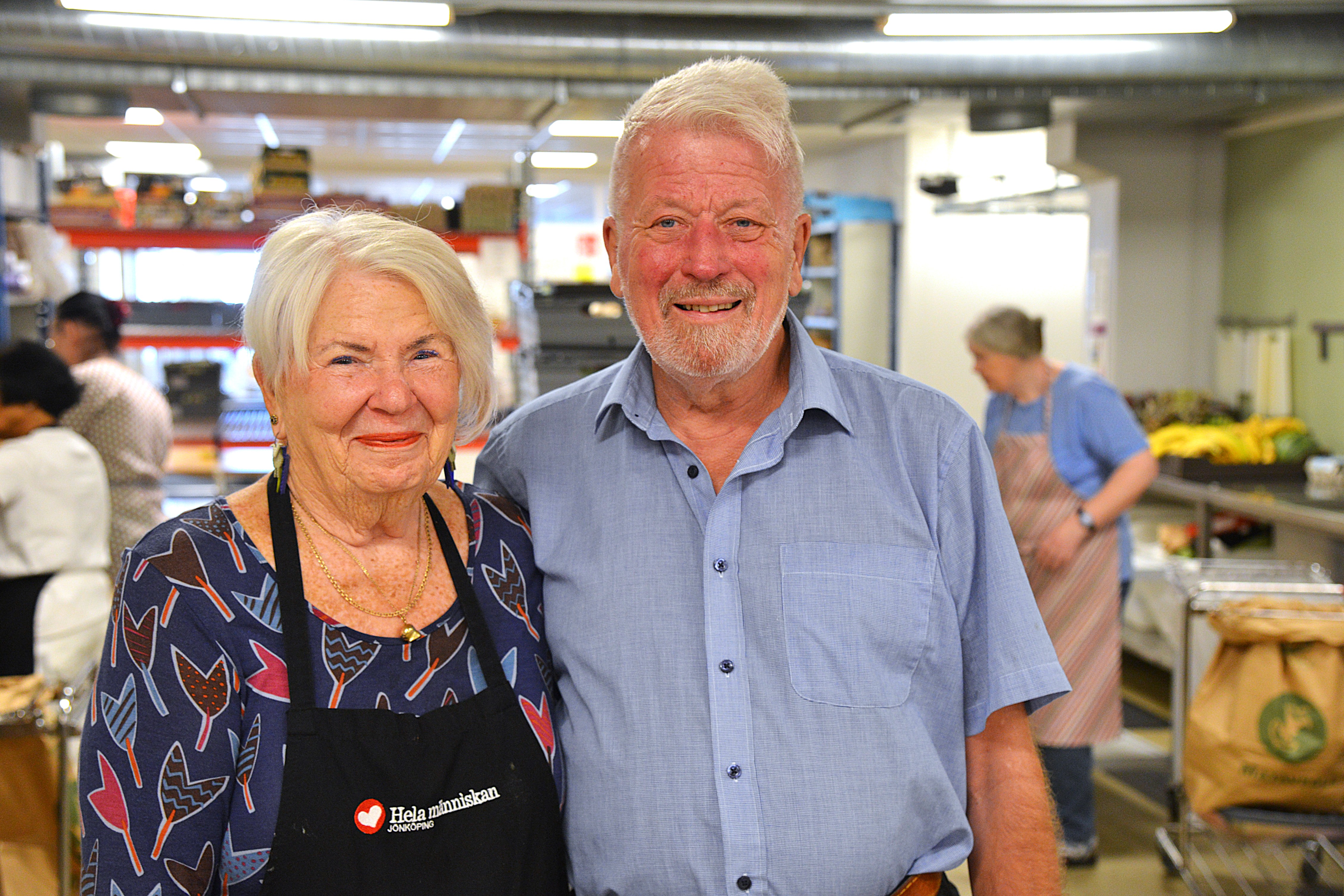 En kvinna och en man står i ett butikslager