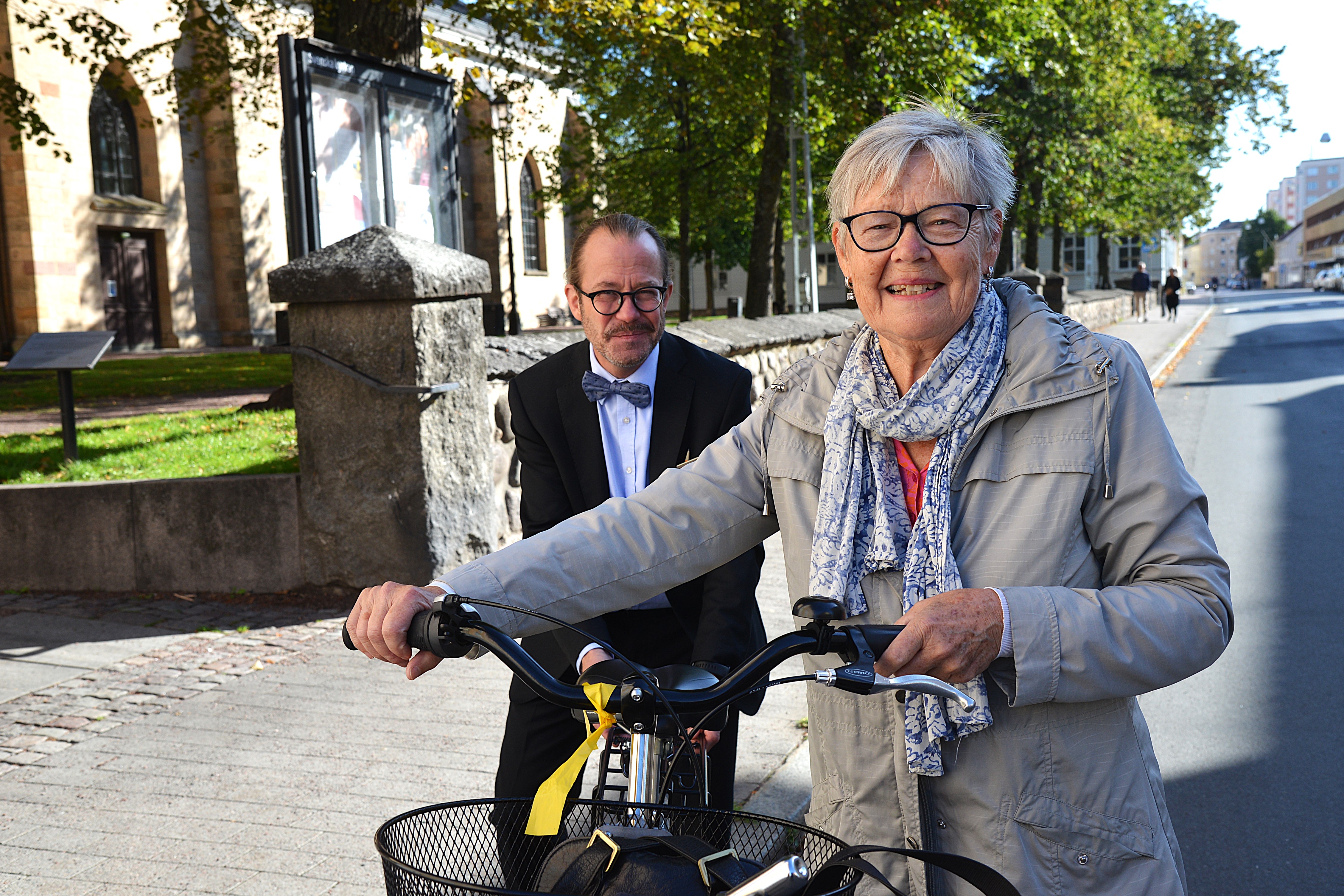 En man puttar iväg en kvinna på cykel