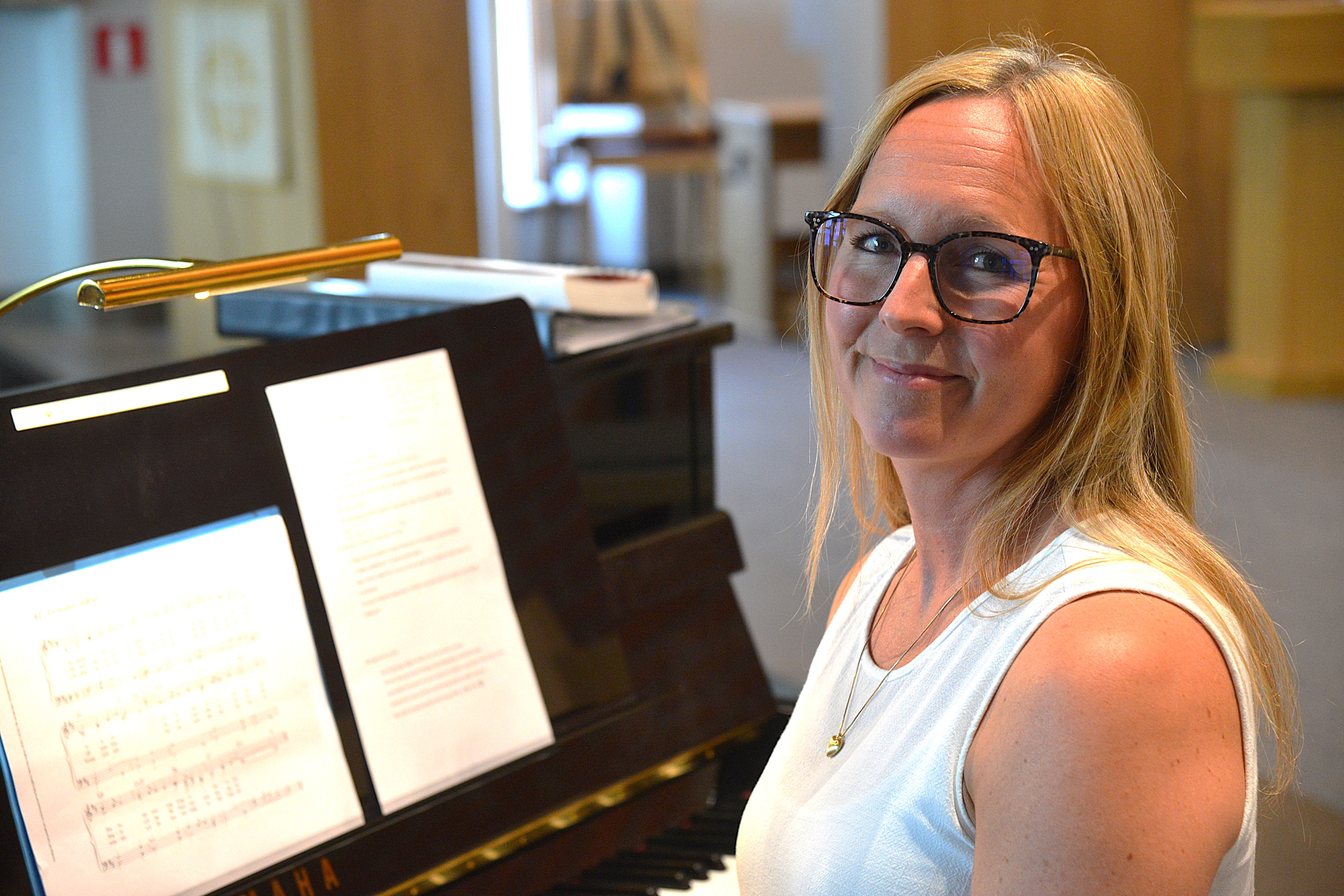 En kvinna sitter vid ett piano