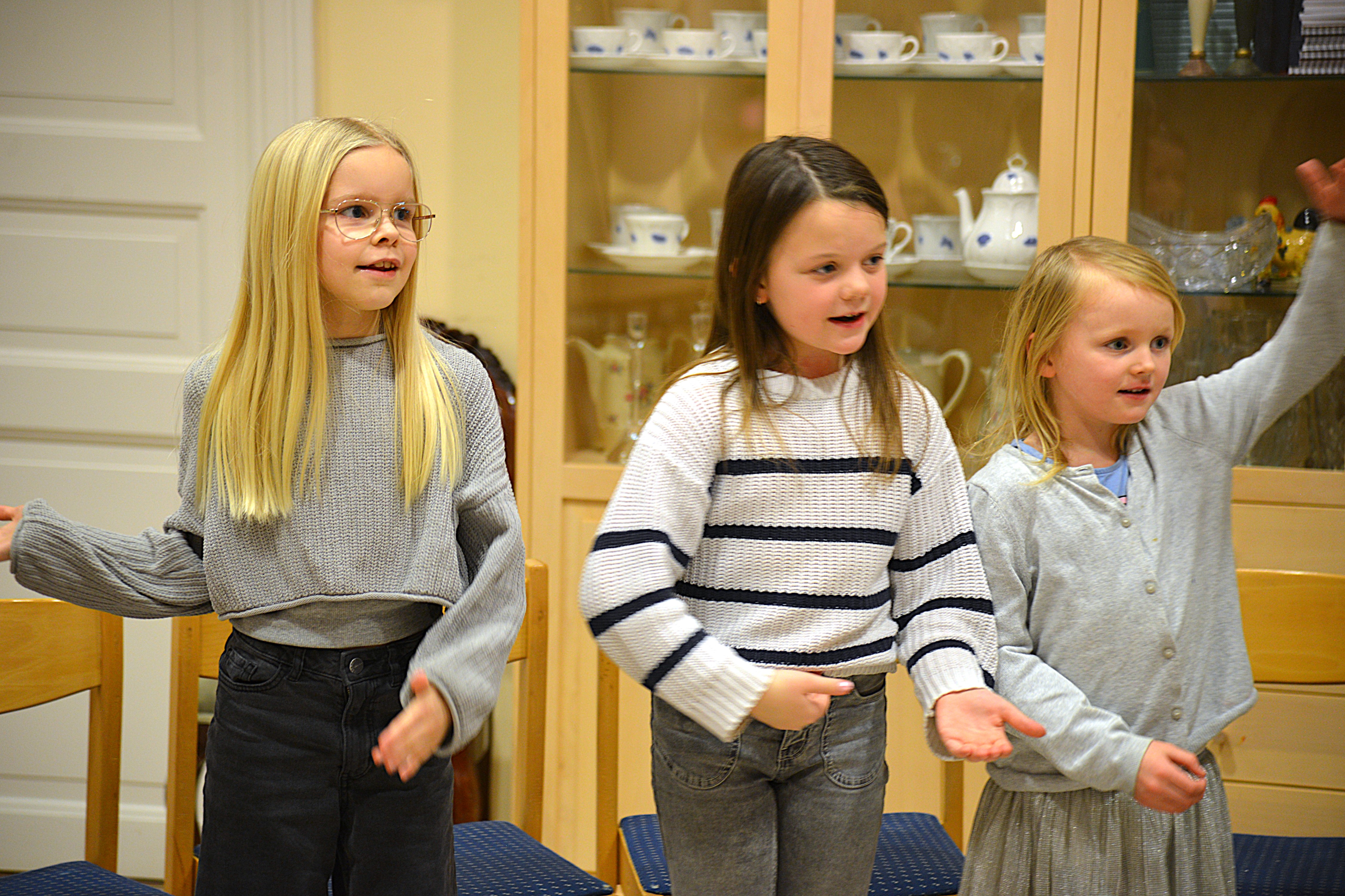 En grupp barn sjunger tillsammans