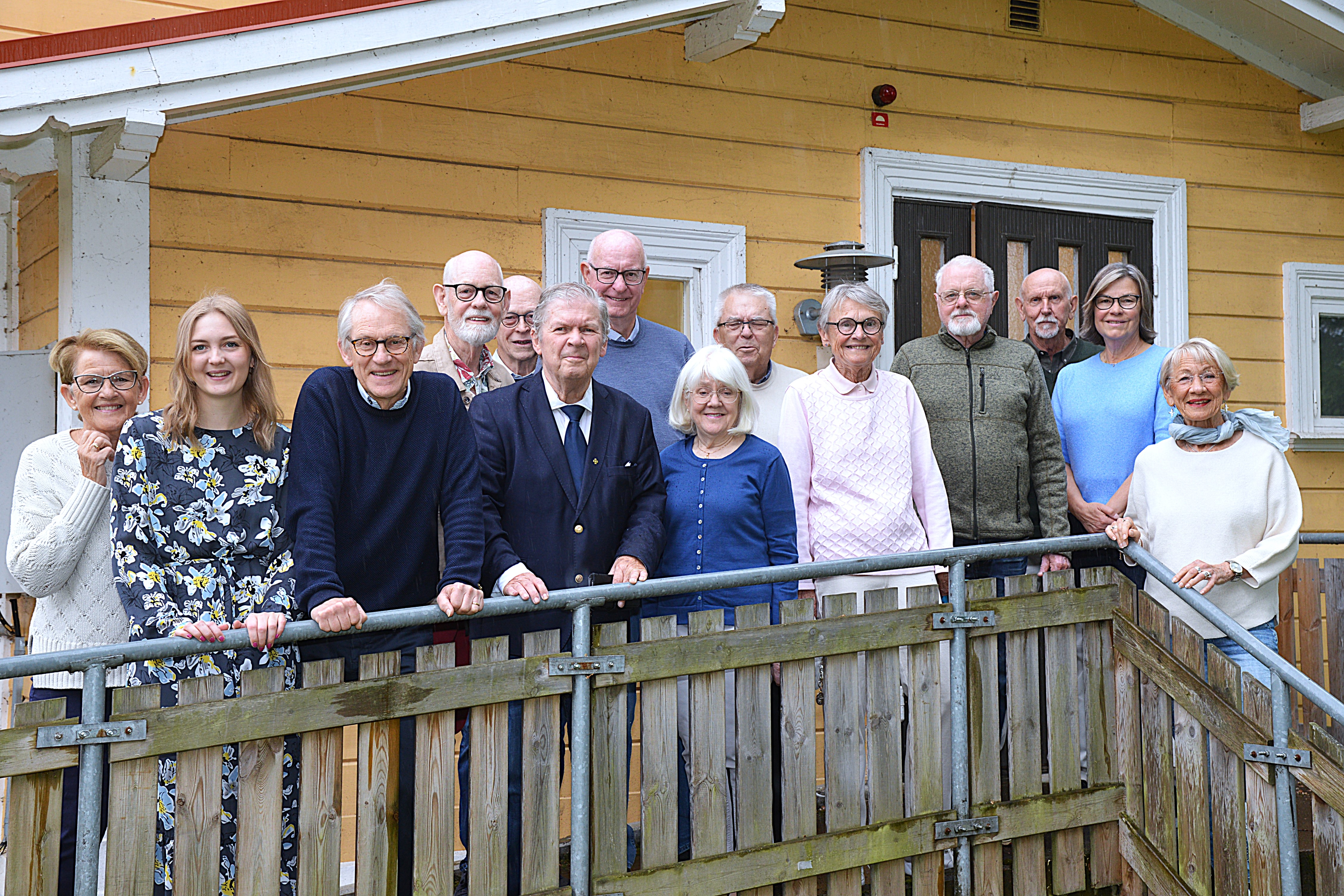 En grupp människor står på en trappa.