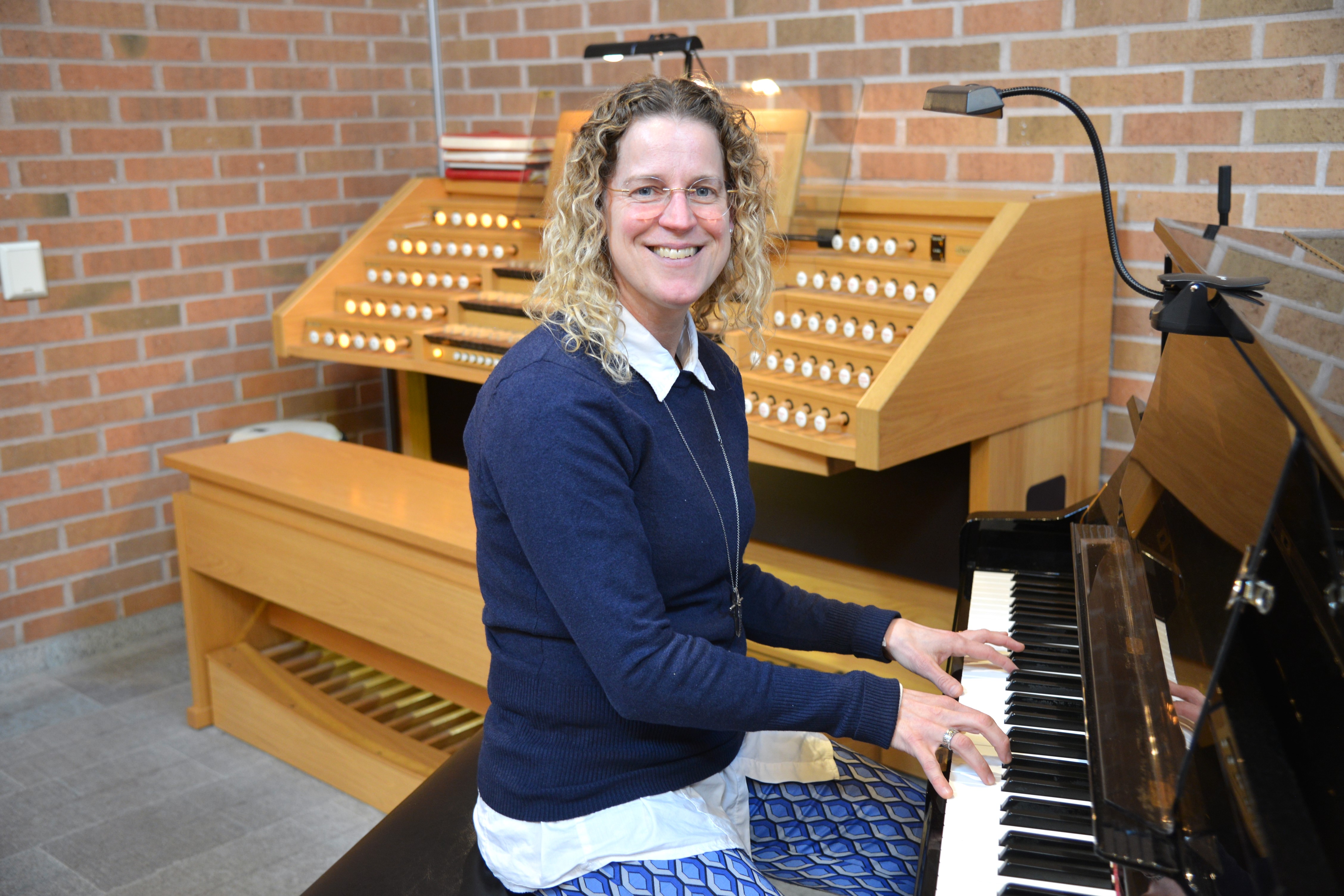 En kvinna sitter vid ett piano