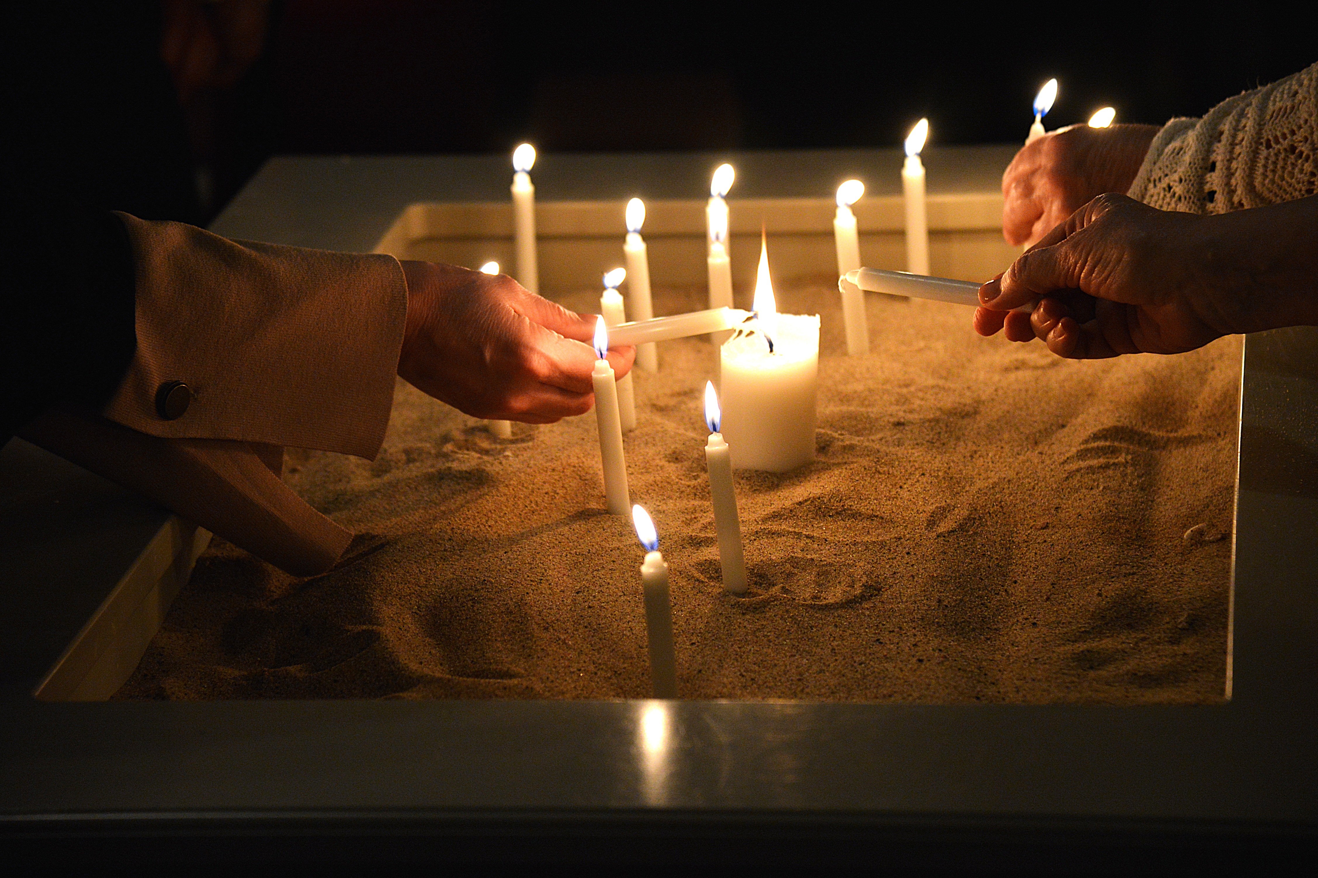 En stor mängd ljus brinner