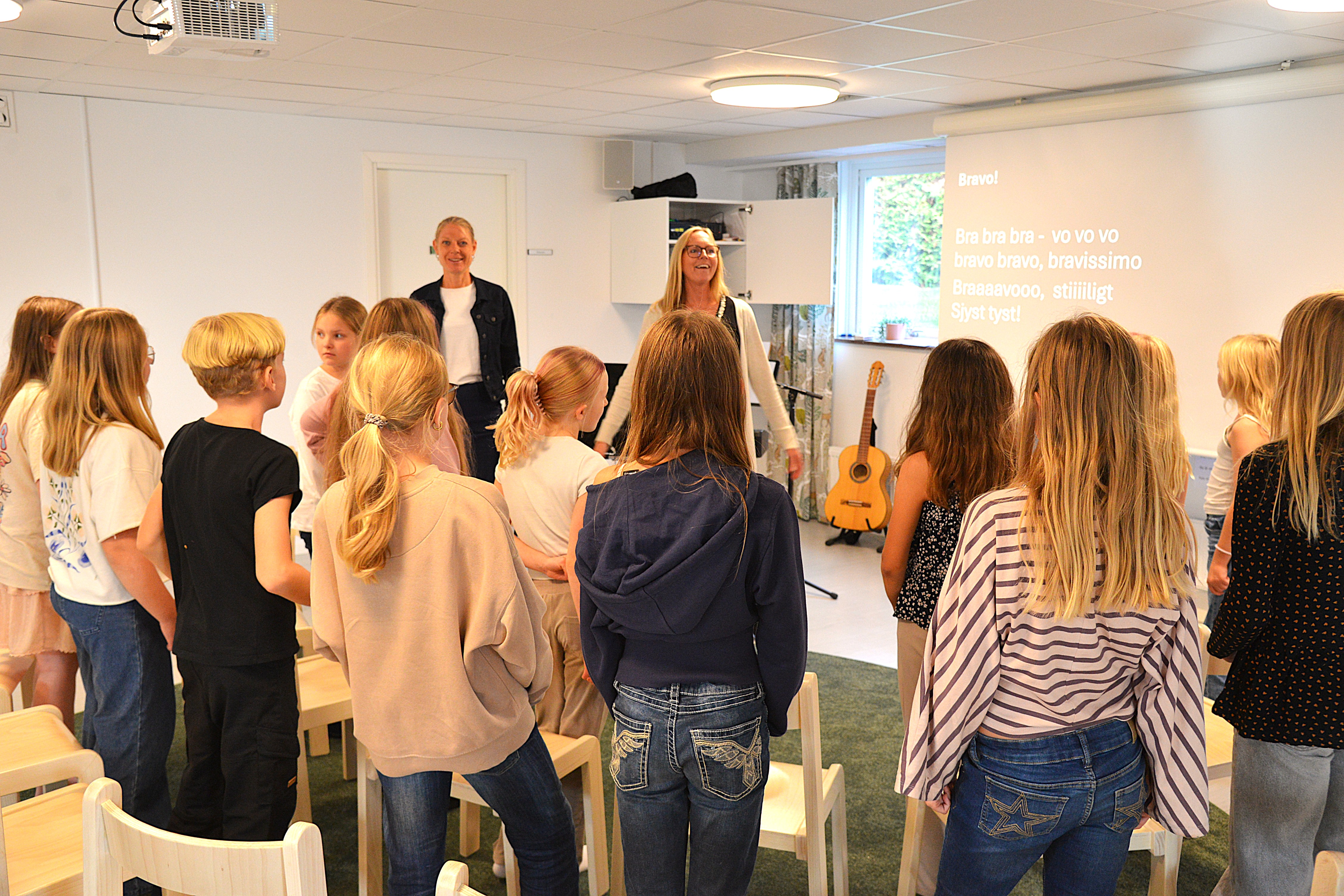 En samling barn har körövning