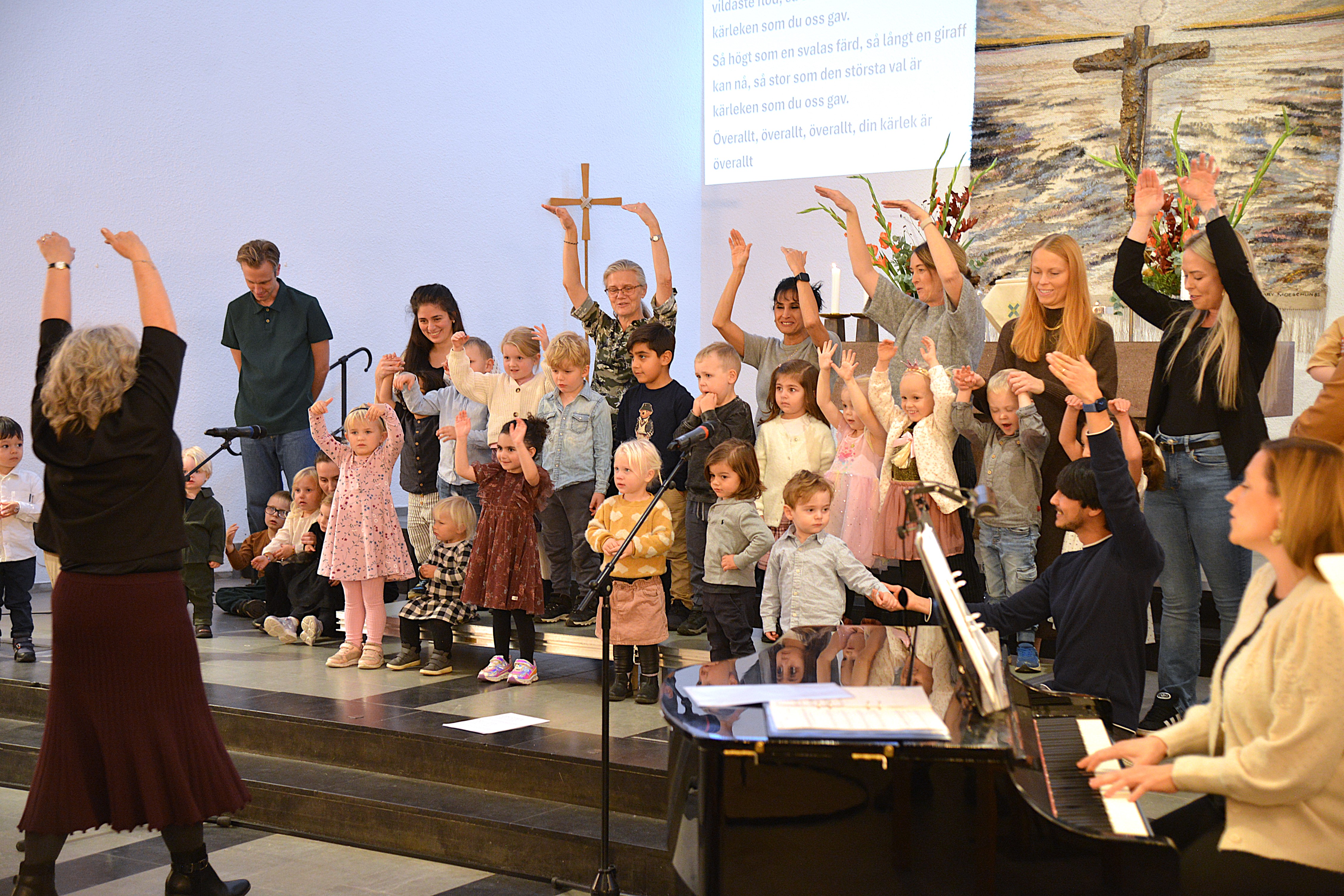 En grupp barn sjunger i en kyrka