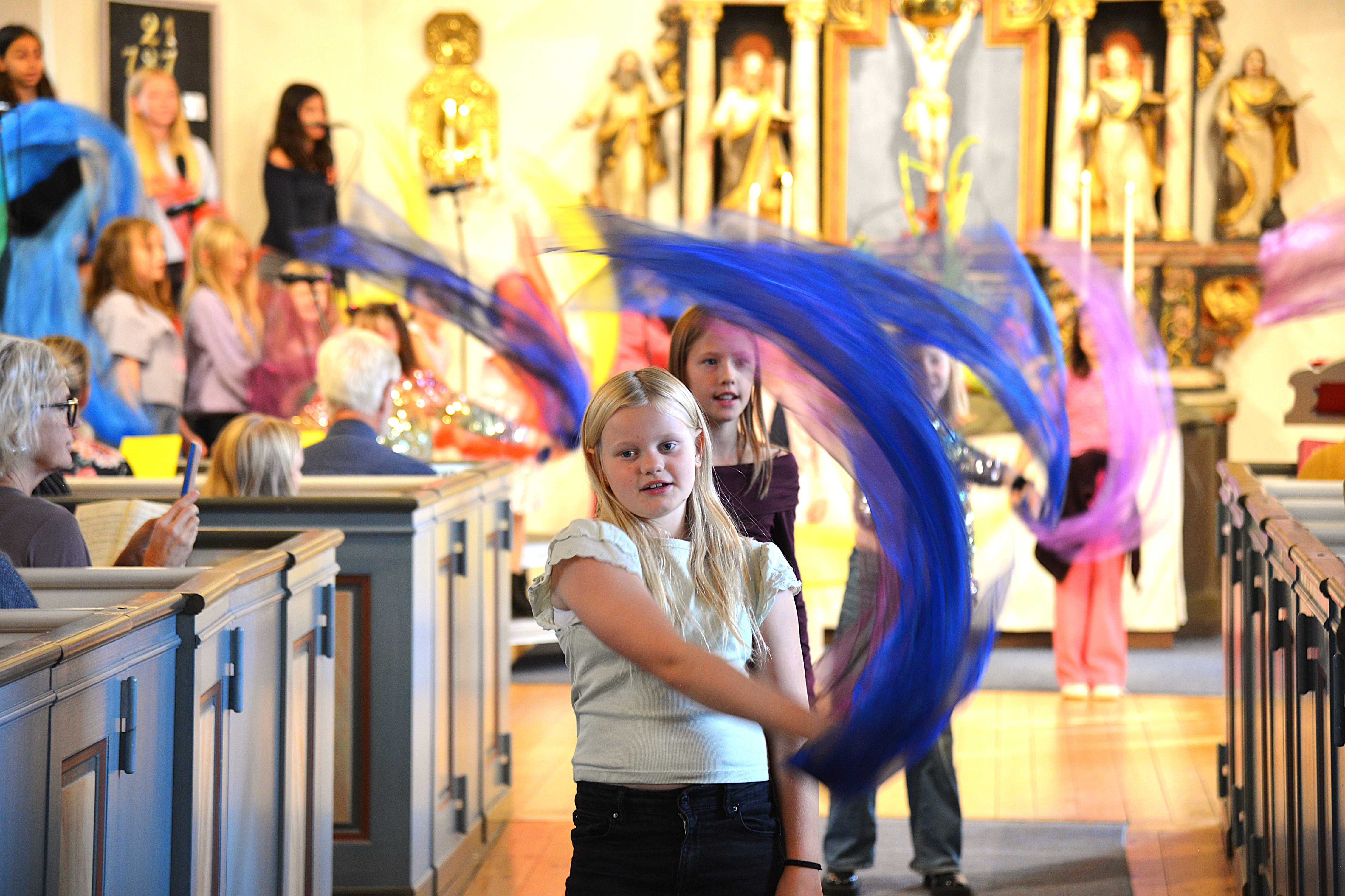 Barn dansar i en kyrka