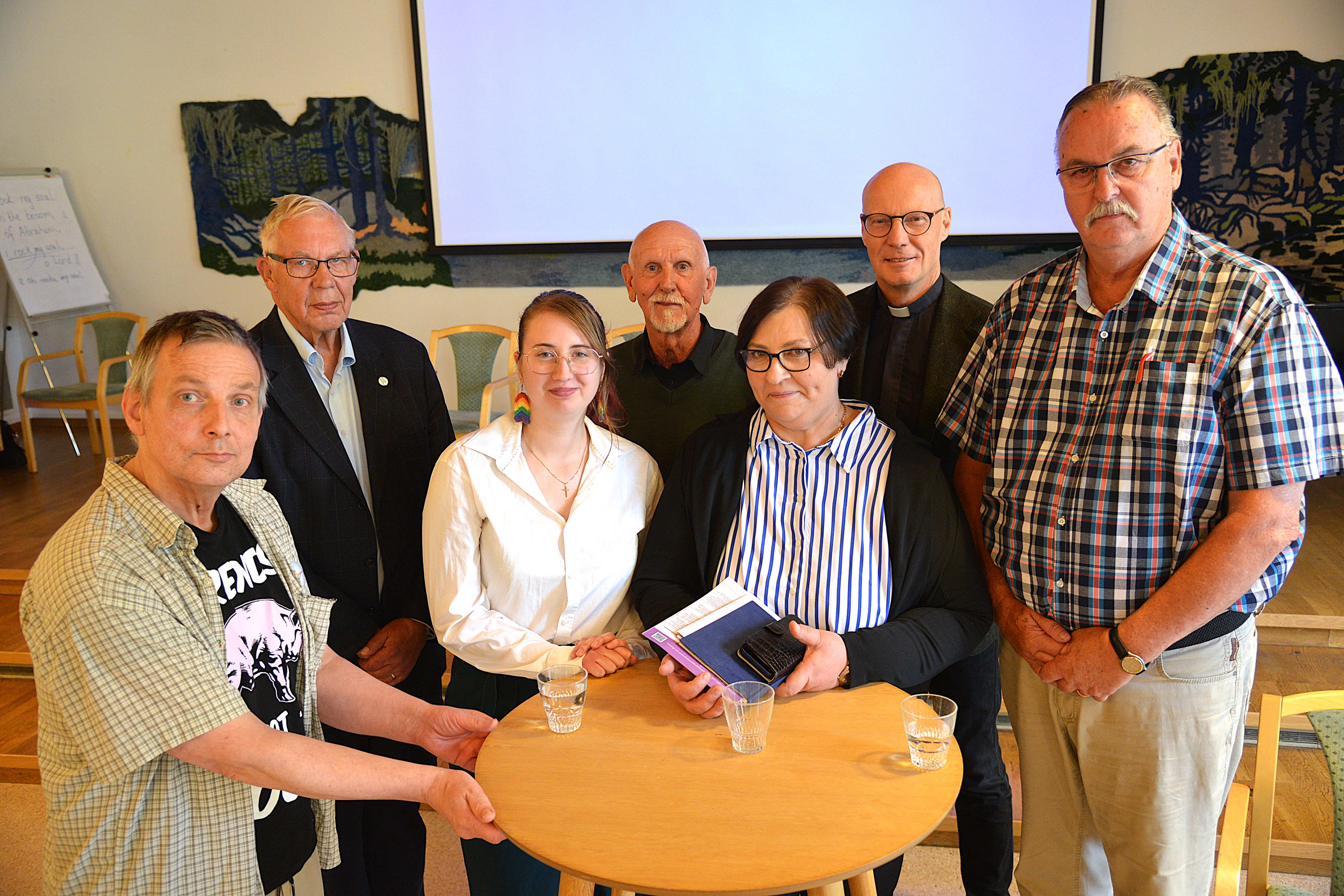 En grupp människor runt ett ståbord