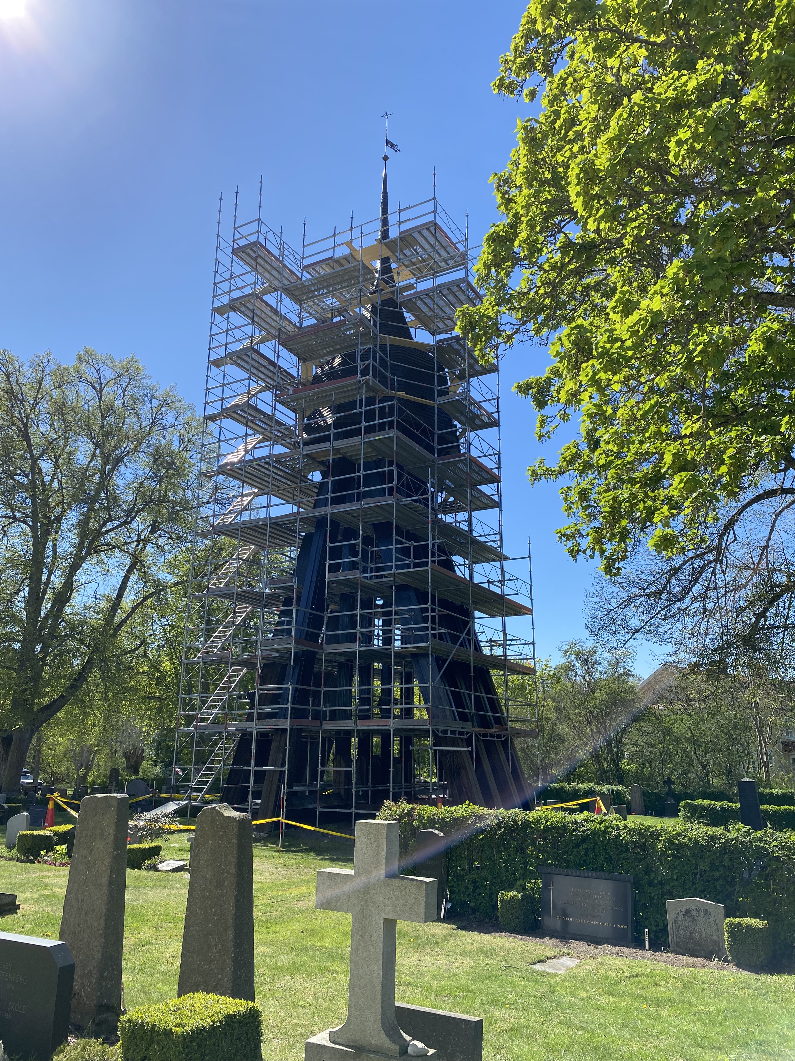 Klockstapeln vid Torsås kyrka tjäras.