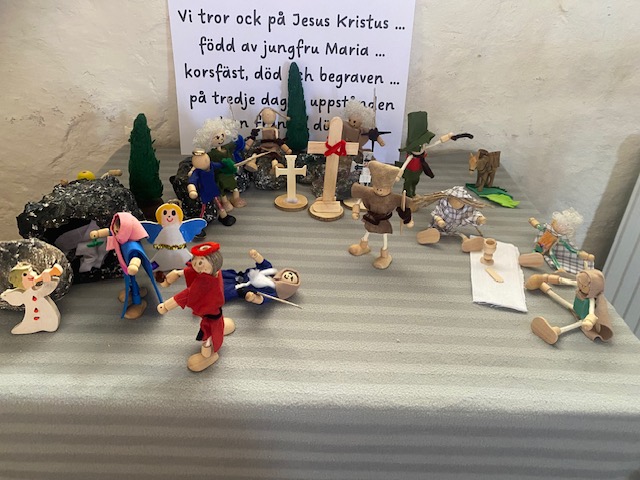 Påskbord med det barnen har skapat. 