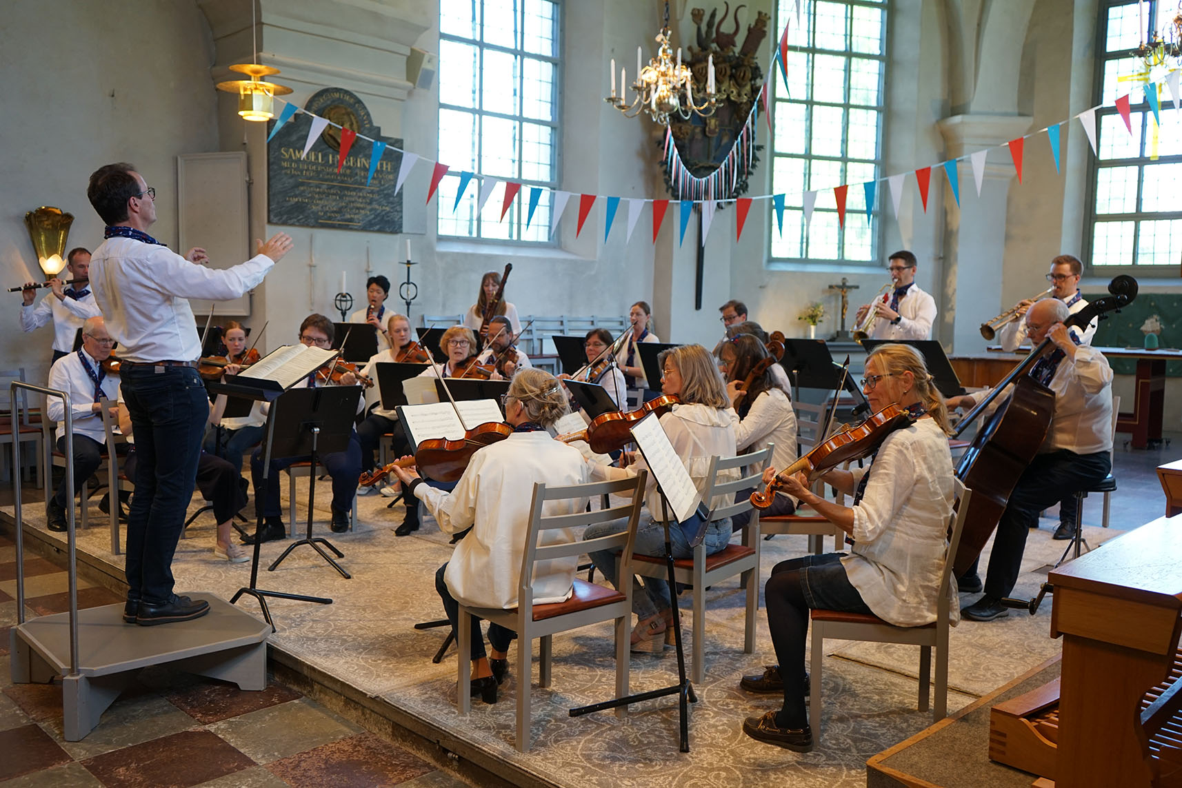 Orkester spelar i kyrka