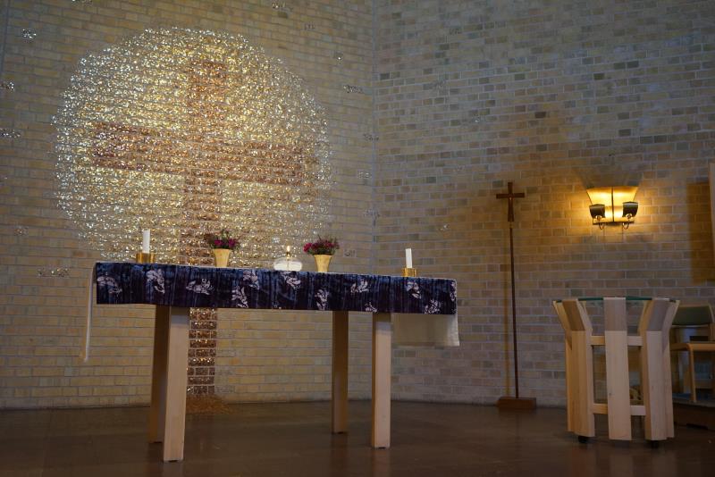 Altare och dopfunt i Åkersberga kyrka.