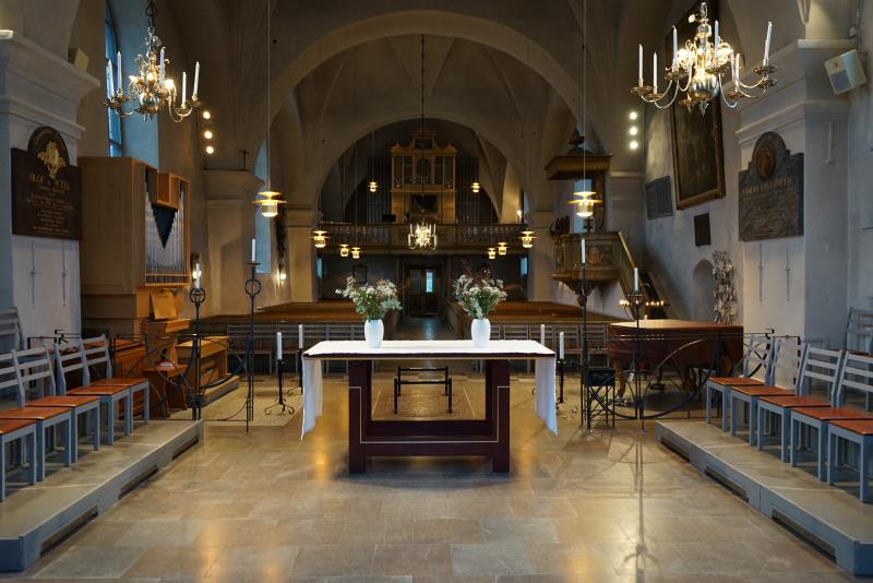 Kor, altare och orgelläktare i Österåkers kyrka.