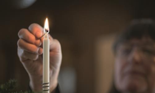 Vi tänder ett ljus – tillsammans kan vi lysa för hopp och längtan. Hör av dig om det är någon du särskilt önskar att vi inkluderar i dagens bön.
