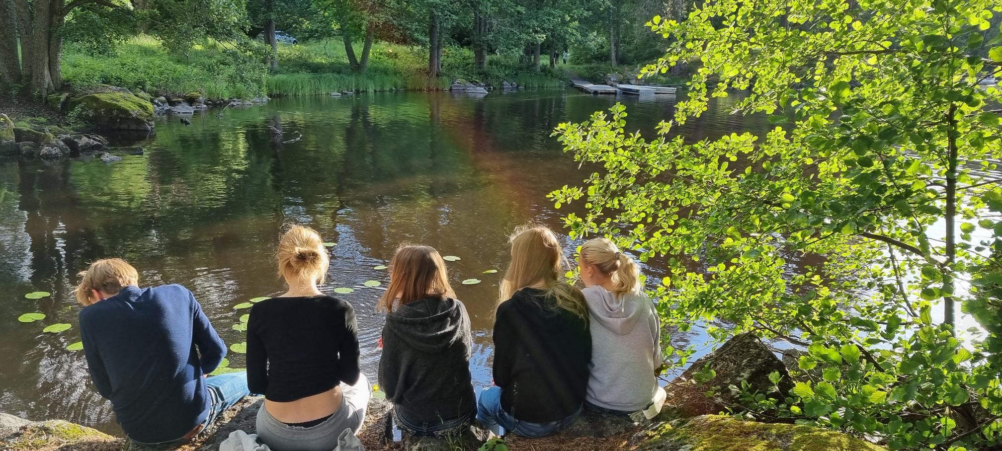 Ungdomar vid vattnet.