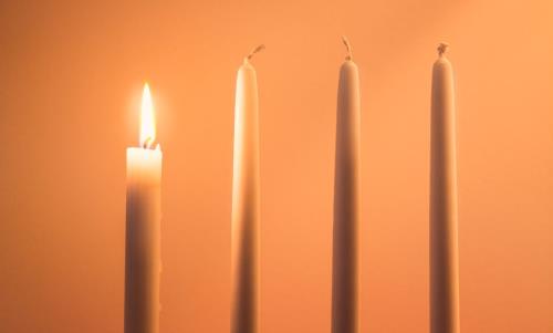 Promenera och lyssna på en vägledd vandring i adventstid. Gå slingan som utgår från Åkersberga kyrka med hållplatser på vägen där du får lyssna på texter och musik. Hela ljudfilen finns också att ta del av här.