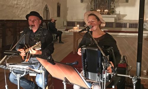 På S:t Lukasdagen den 18/10 spelade Hillevi Knutas och Micke Larsson irländsk musik på dragspel, gitarr och mandolin. Vi firade kyrkans skyddshelgon med denna "Musik i höstkväll" . Andakten leddes av Harri och efter det omväxlande programmet bjöd Centerkvinnorna i Grötlingbo på corona-anpassat kyrkkaffe. Antalet kyrkobesökare (inkl. artister och personal) låg just under den 50-personersgränsen. Trevlig kväll - tack!