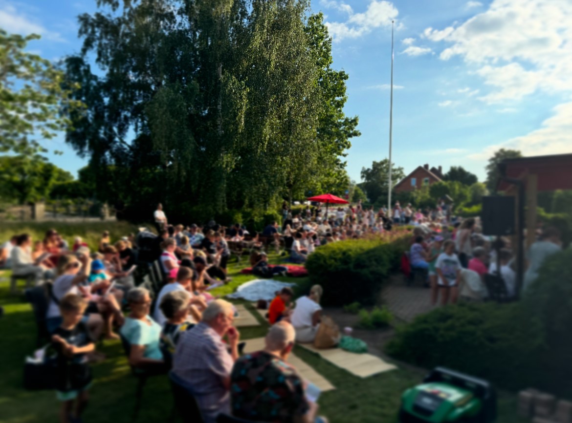 allsång i gräset