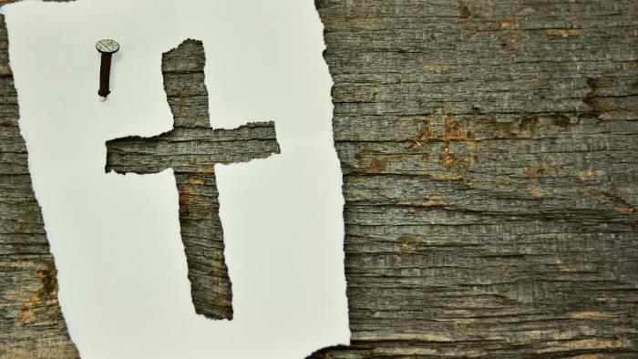 ett kors är utrivet från ett ark papper