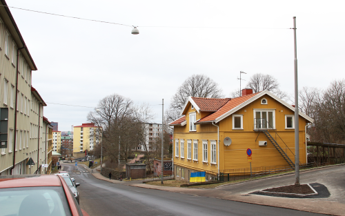 Gula villan sedd från längre upp på Kabelgatan.