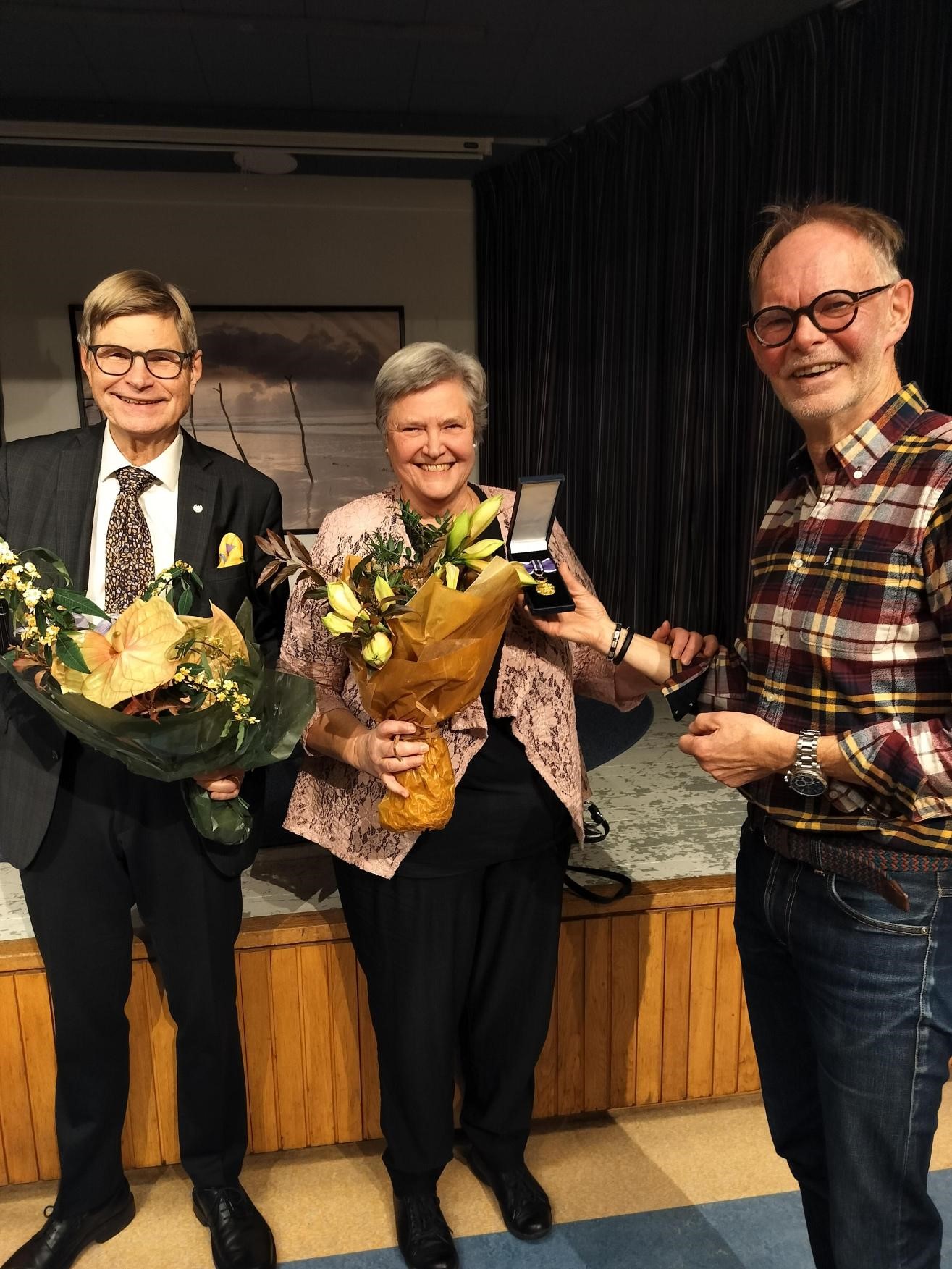 Tomas Rosenlundh delar ut förtjänsttecken till Hans-Olof Andrén och Gunvor Hagelberg.
