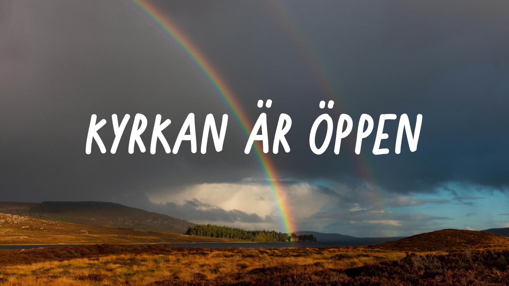 En regnbåge över en gråmulen himmel. Texten "Kyrkan är öppen."