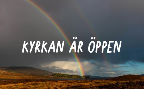 En regnbåge över en gråmulen himmel. Texten "Kyrkan är öppen."