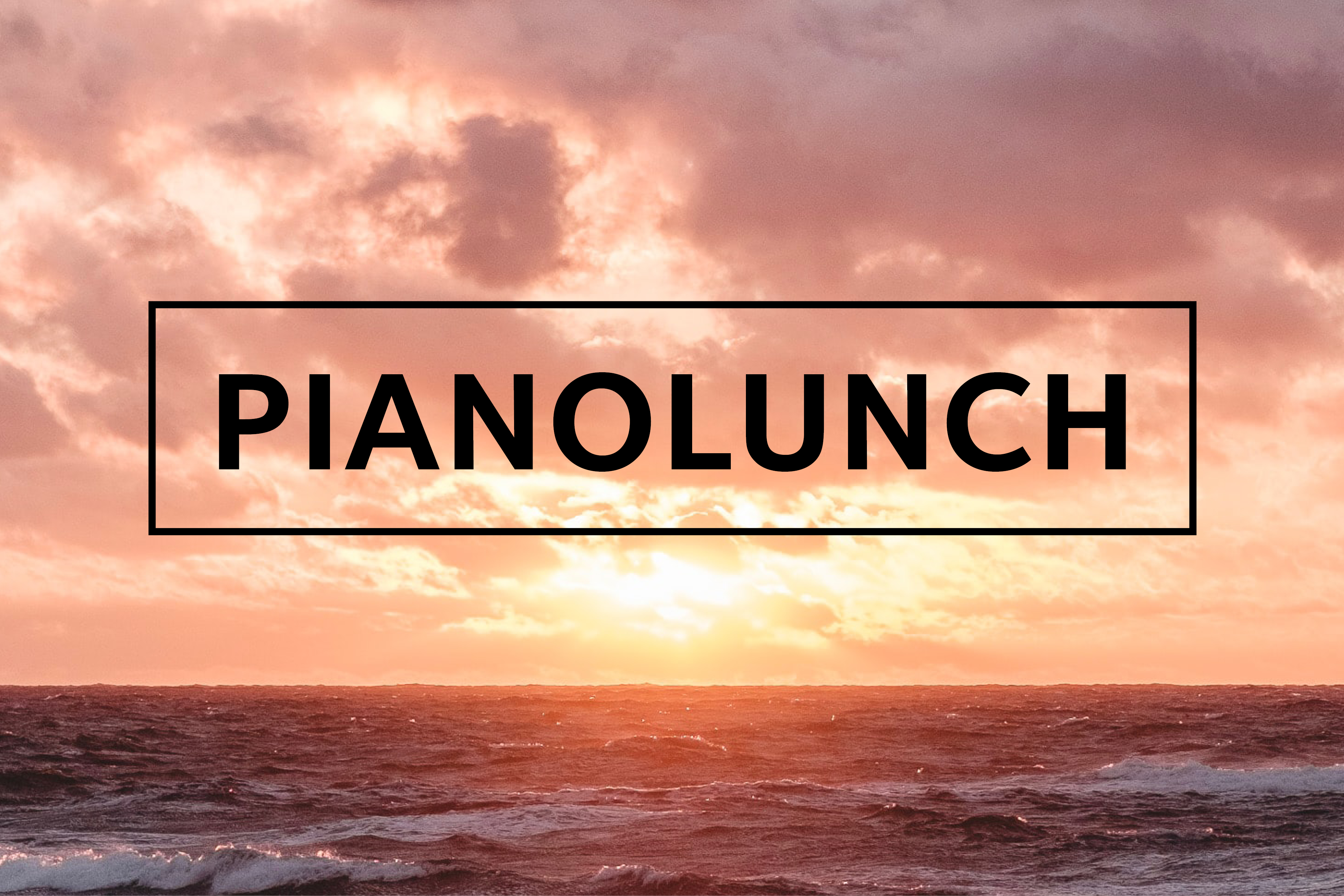 Solen ligger lågt vid havets horisont. Text i bild: pianolunch.