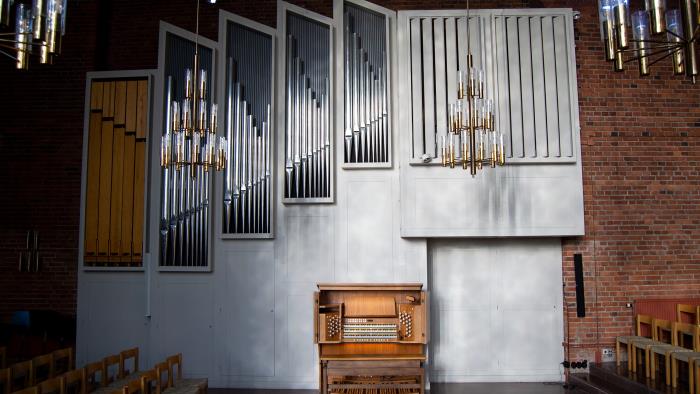 Orgel och piano i Allhelgonakyrkan