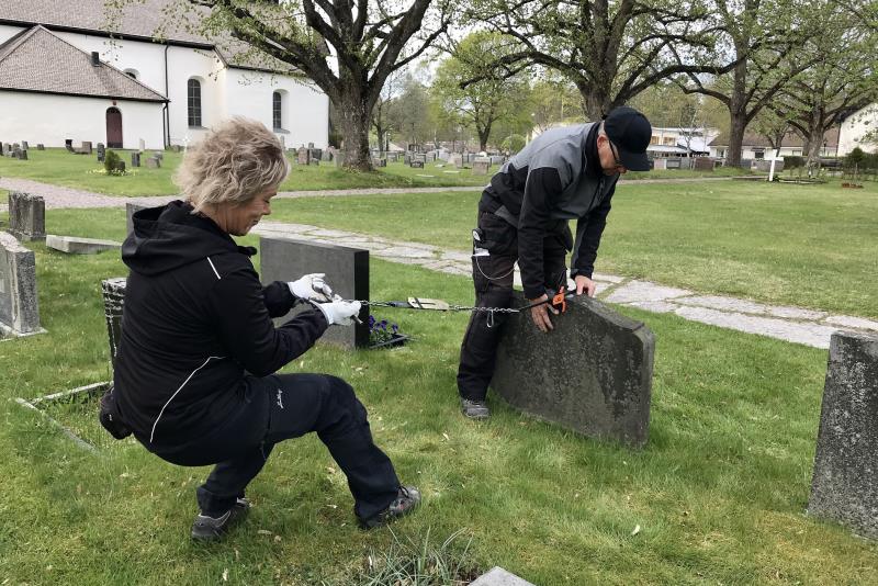 Tomas och Helena från Dacaga AB kontrollerar en gravsten