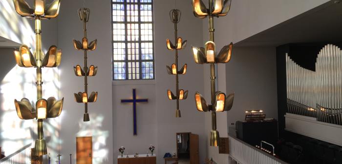 Så länge gränsen för deltagande i offentlig samling är femtio personer, erbjuder församlingen två högmässor varje söndag. S:t Matteus kyrka kl 11, Mikaelskapellet kl 16.
