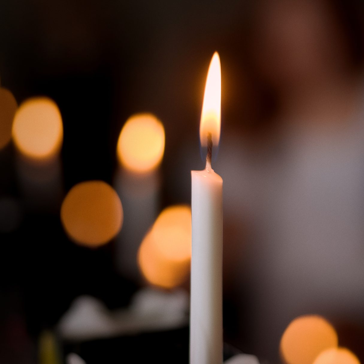 Brinnande ljus i kyrkorum