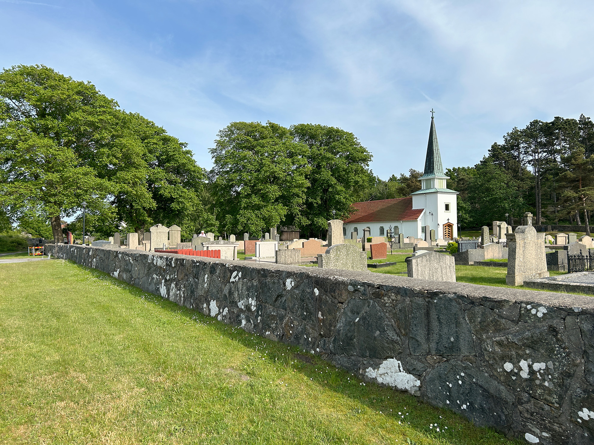 Donsö kyrka mitt i grönskan