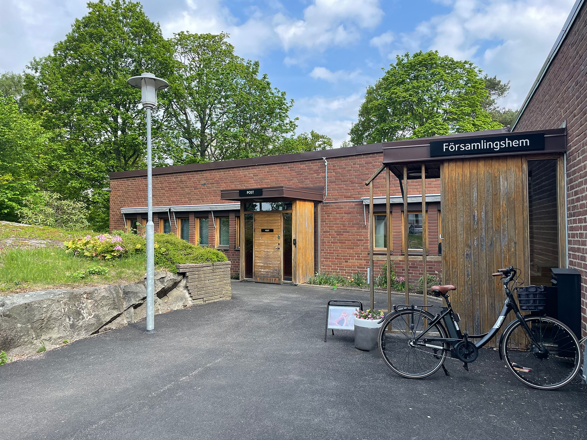 Dörren till vänster är ingången till pastoratets expedition.