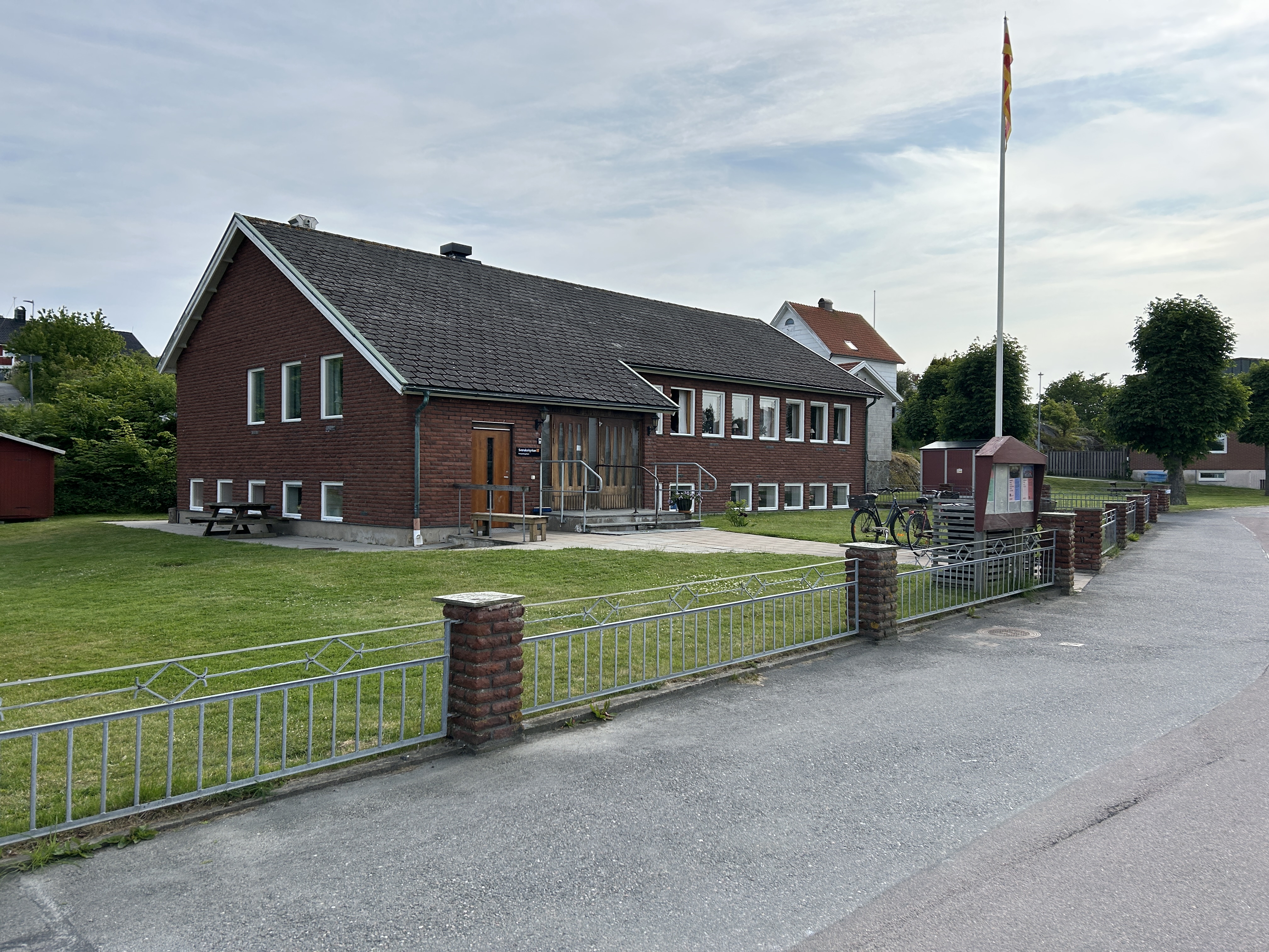 Bild på Donsö församlingshem, byggnad i brunt tegel.
