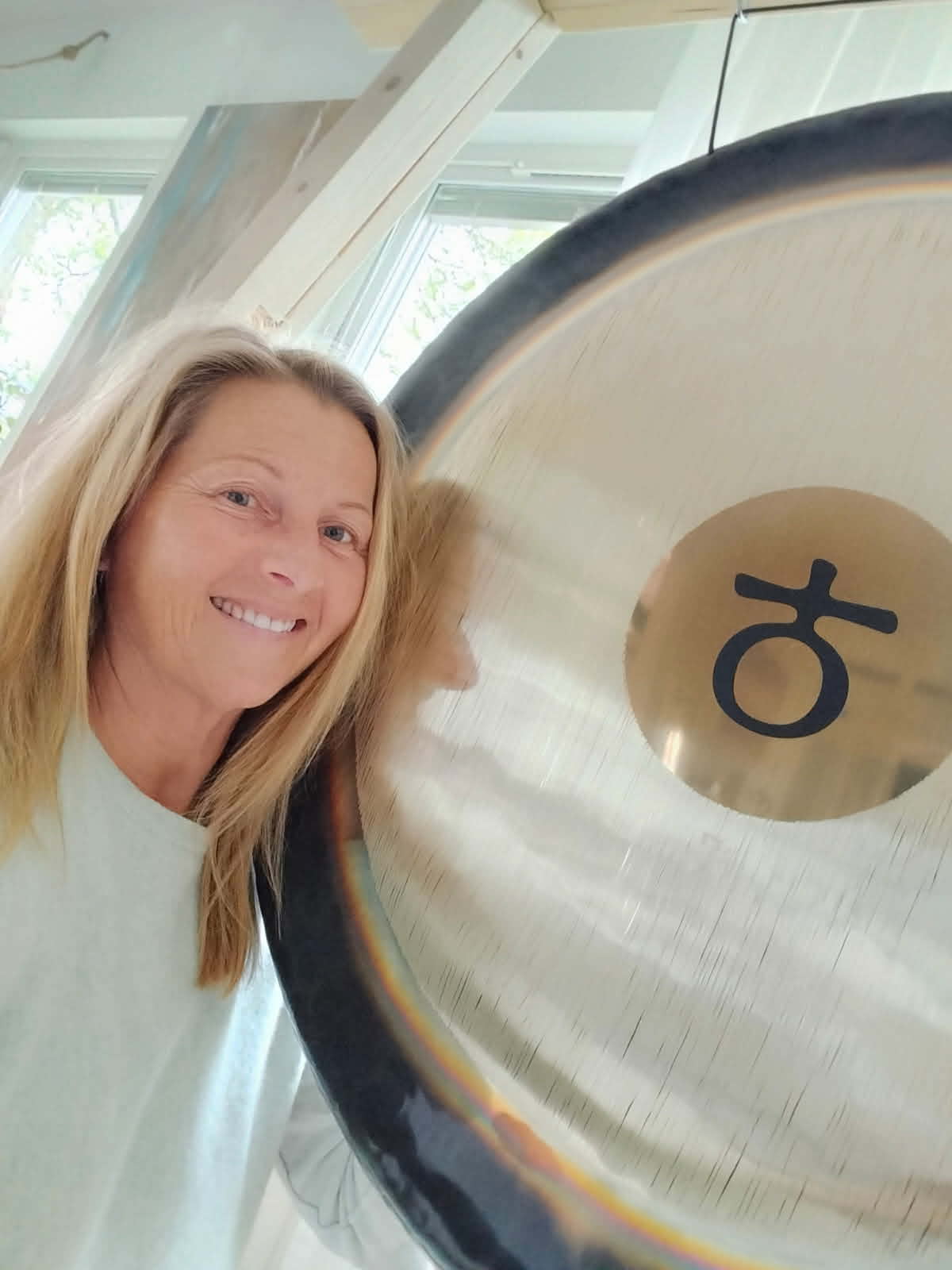bild på Suzanne Linhem framför sitt instrument