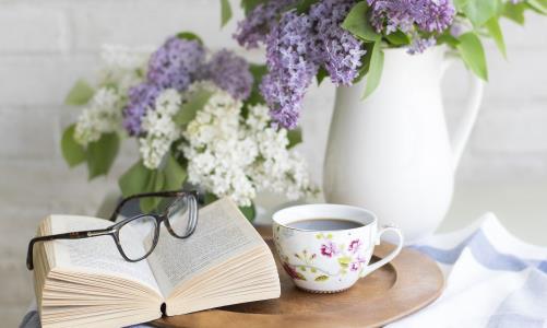 Hur möts vi och lyssnar vi på varandra? Diakon Marie-Louise Marek filosoferar kring kaffe, själavårdande samtal och Gud.
(Tidningen Våga juni 2020)