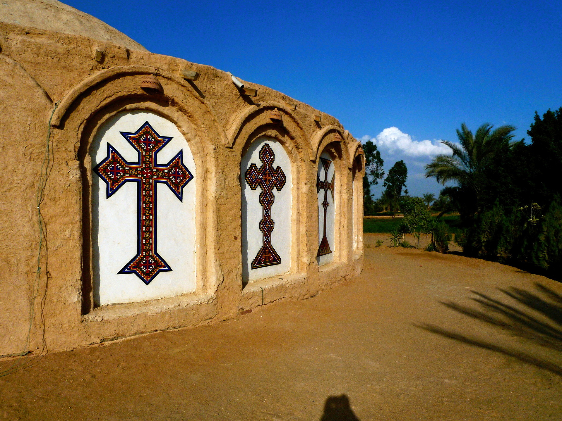 Bild på iotakors. Väggmålningar på kyrkan på Anafora retreatcenter i norra Egypten.