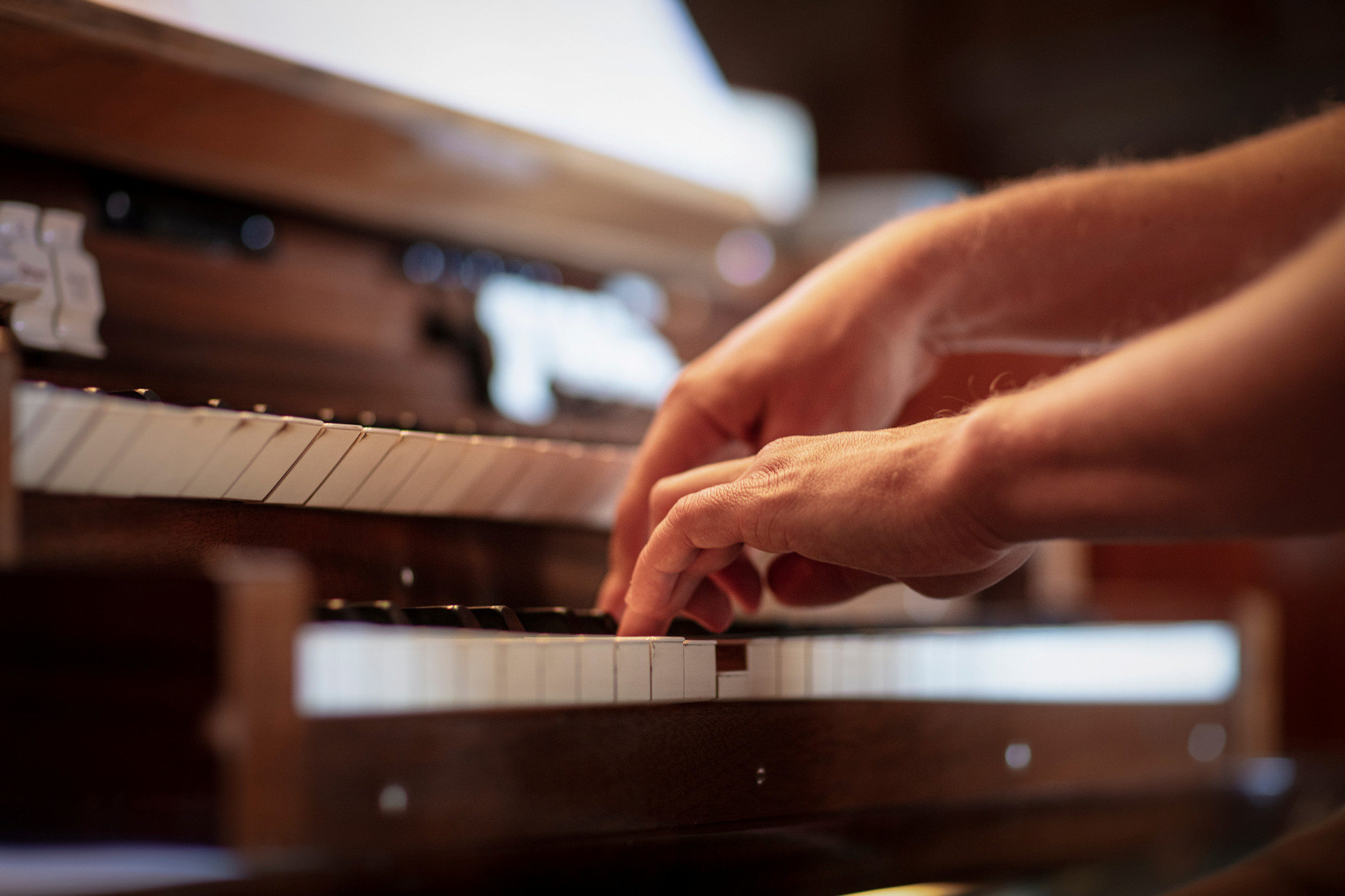 Händer som spelar på en orgel