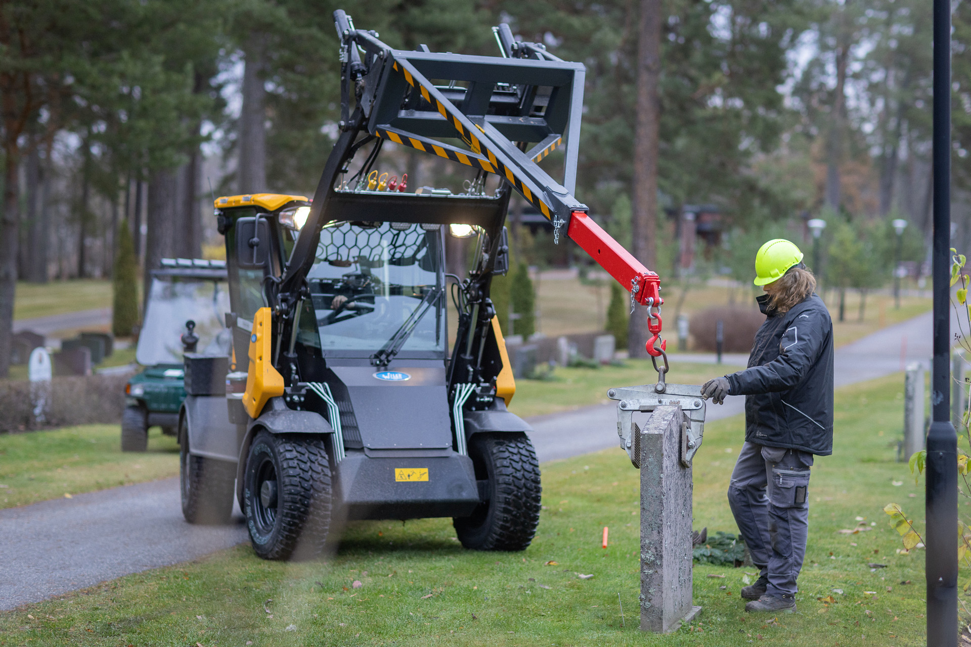 Montering av gravsten med hjälp av traktor
