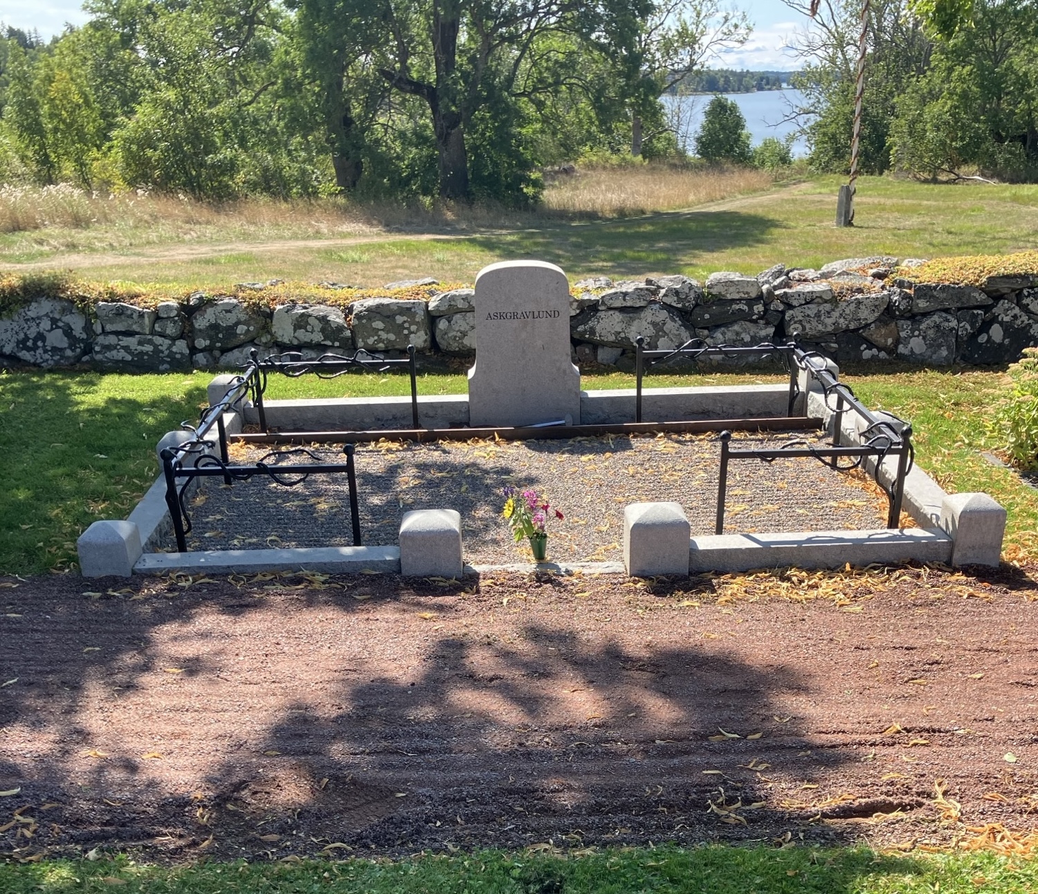 Den nya askgravlunden ligger med vacker utsikt över ängar och Vallentuna- viken. På staketet som ramar in gravplatsen kommer lövformade hängen med den gravsattes namn att hänga.