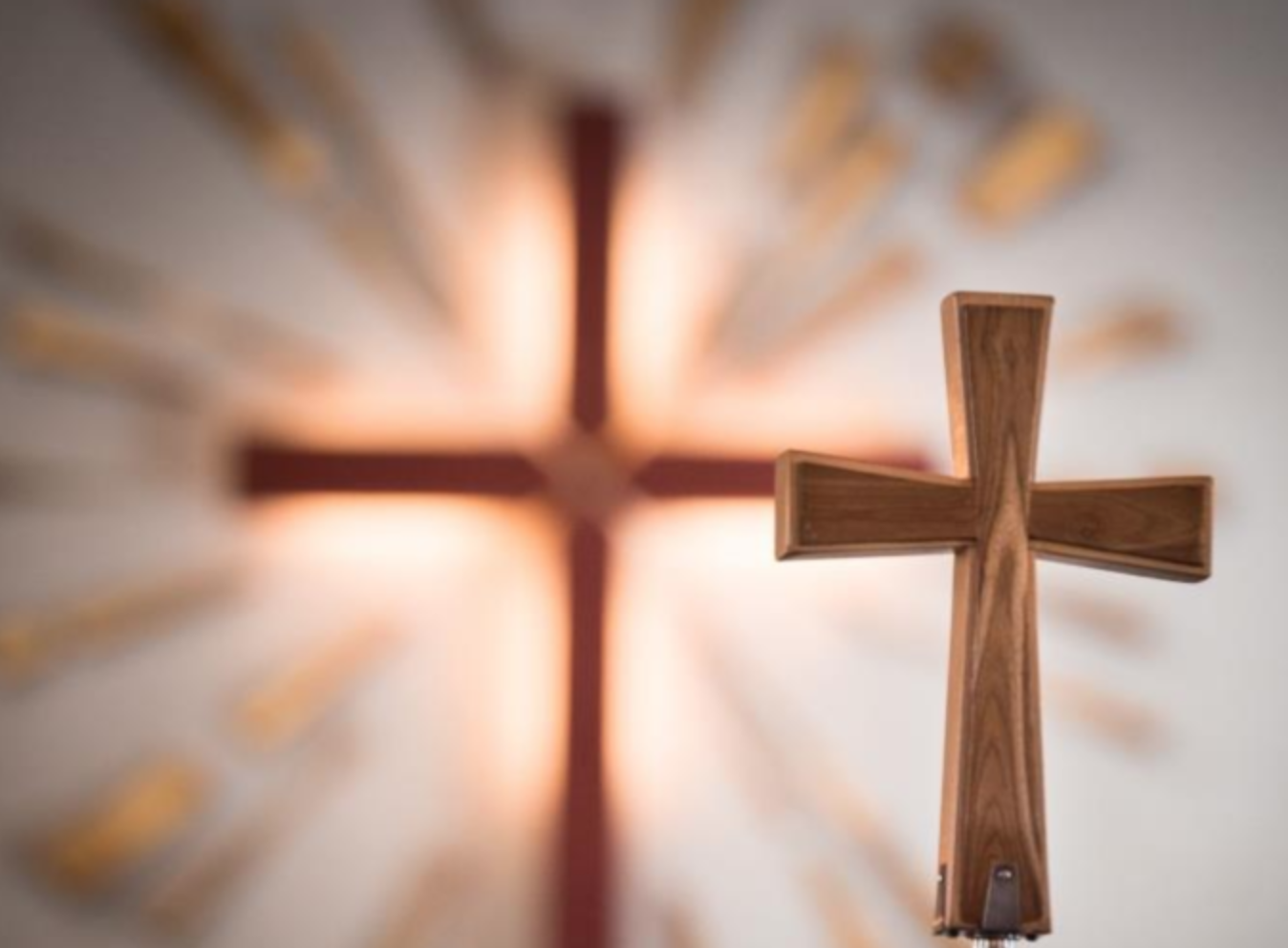 Två kors, ett i förgrunden och ett i bakgrunden. 