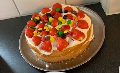 En jordgubbstårta på ett fat. 