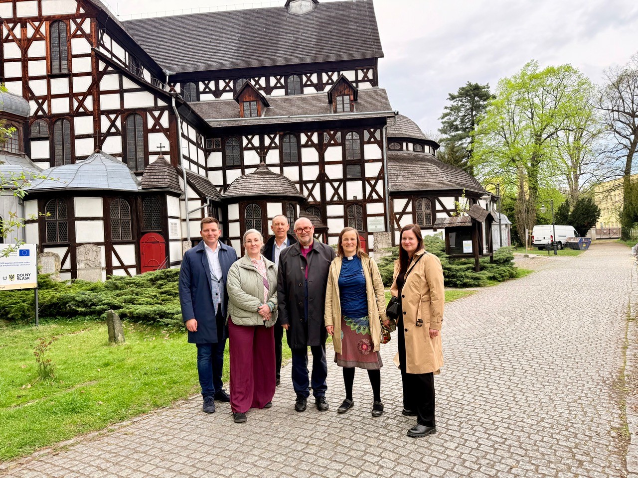Gruppbild utanför kyrkan i Polen