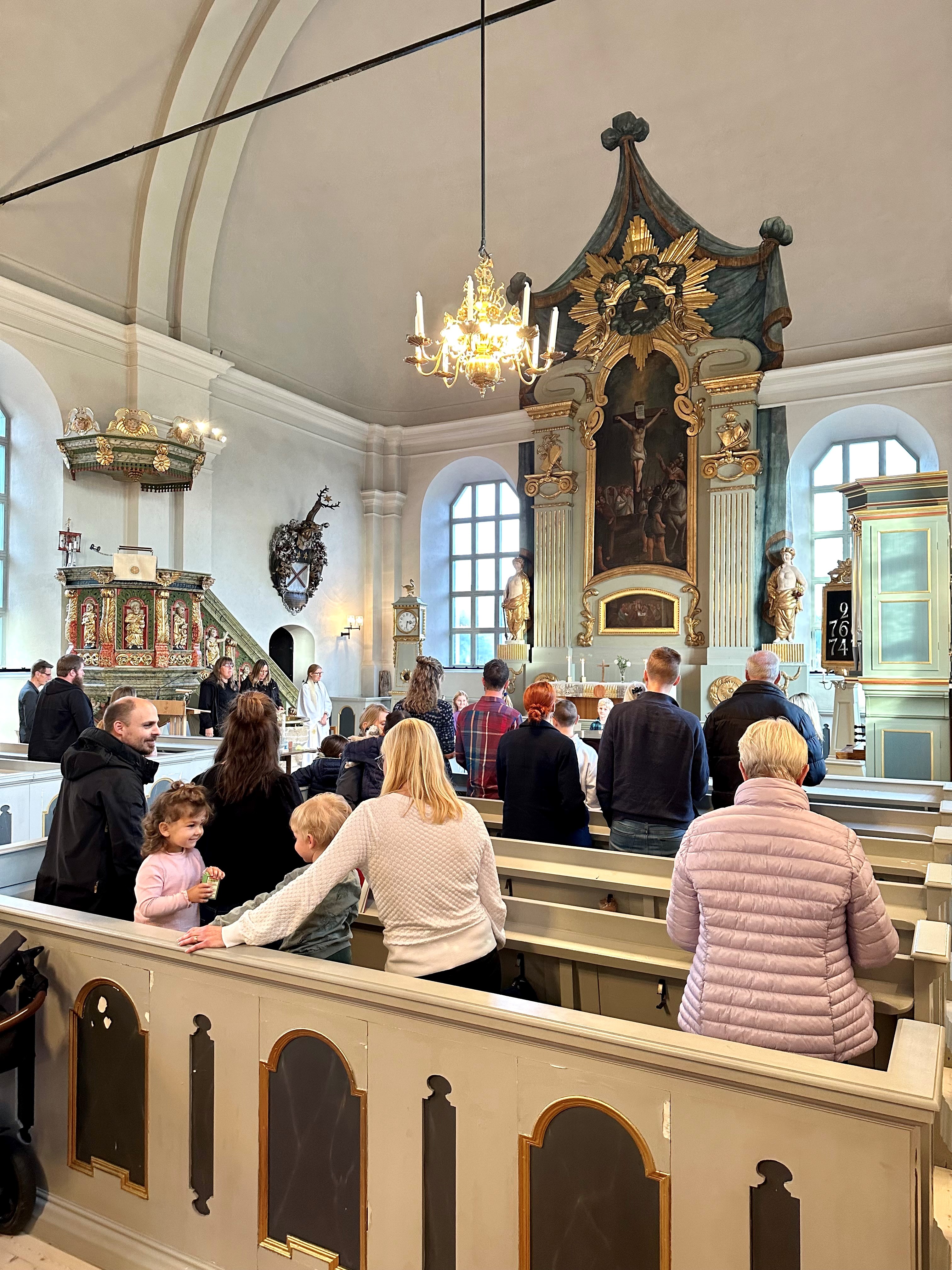 Gudstjänst med präst och församling i Häggdångers kyrka.