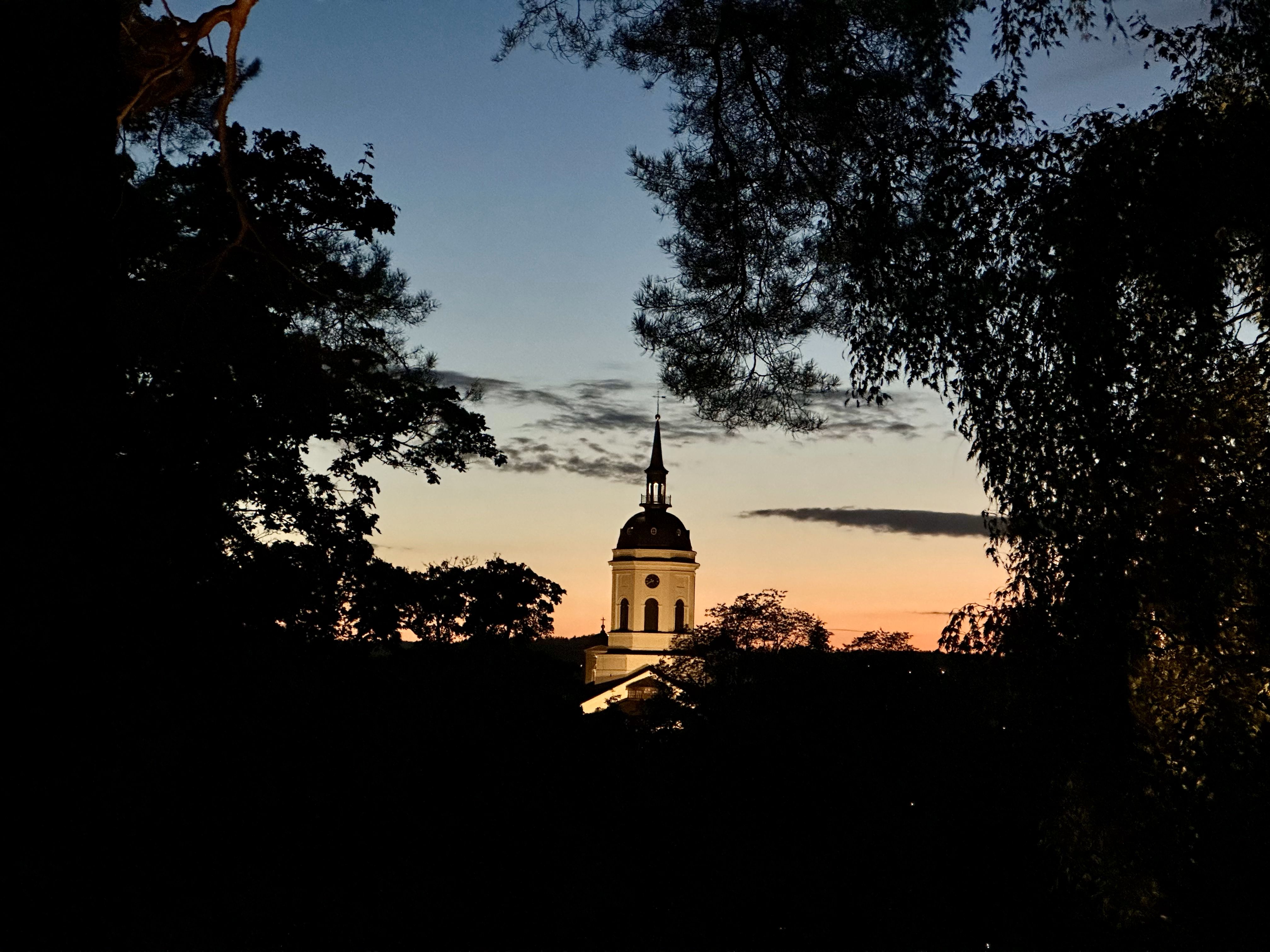 Härnösands domkyrka i skymningsljus